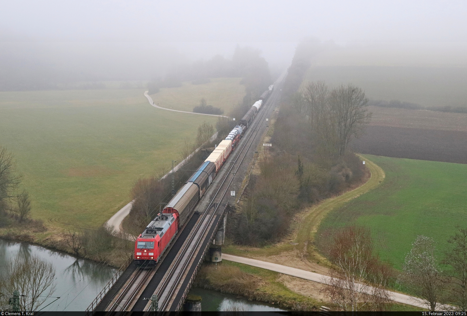 Gemischter Gz mit 185 355-5 unterwegs in Dollnstein Richtung Ingolstadt.

🧰 DB Cargo
🕓 15.2.2023 | 9:25 Uhr