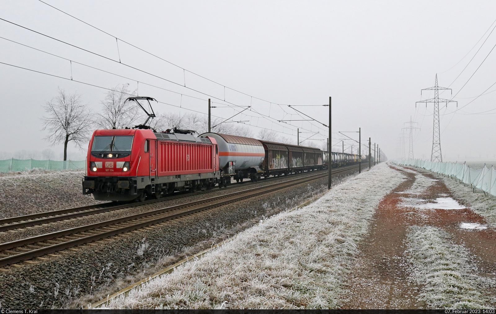 Gemischter Gz mit 187 134-2 unterwegs an der Blockstelle Braschwitz Richtung ZBA Halle (Saale).

🧰 DB Cargo
🕓 7.2.2023 | 14:03 Uhr