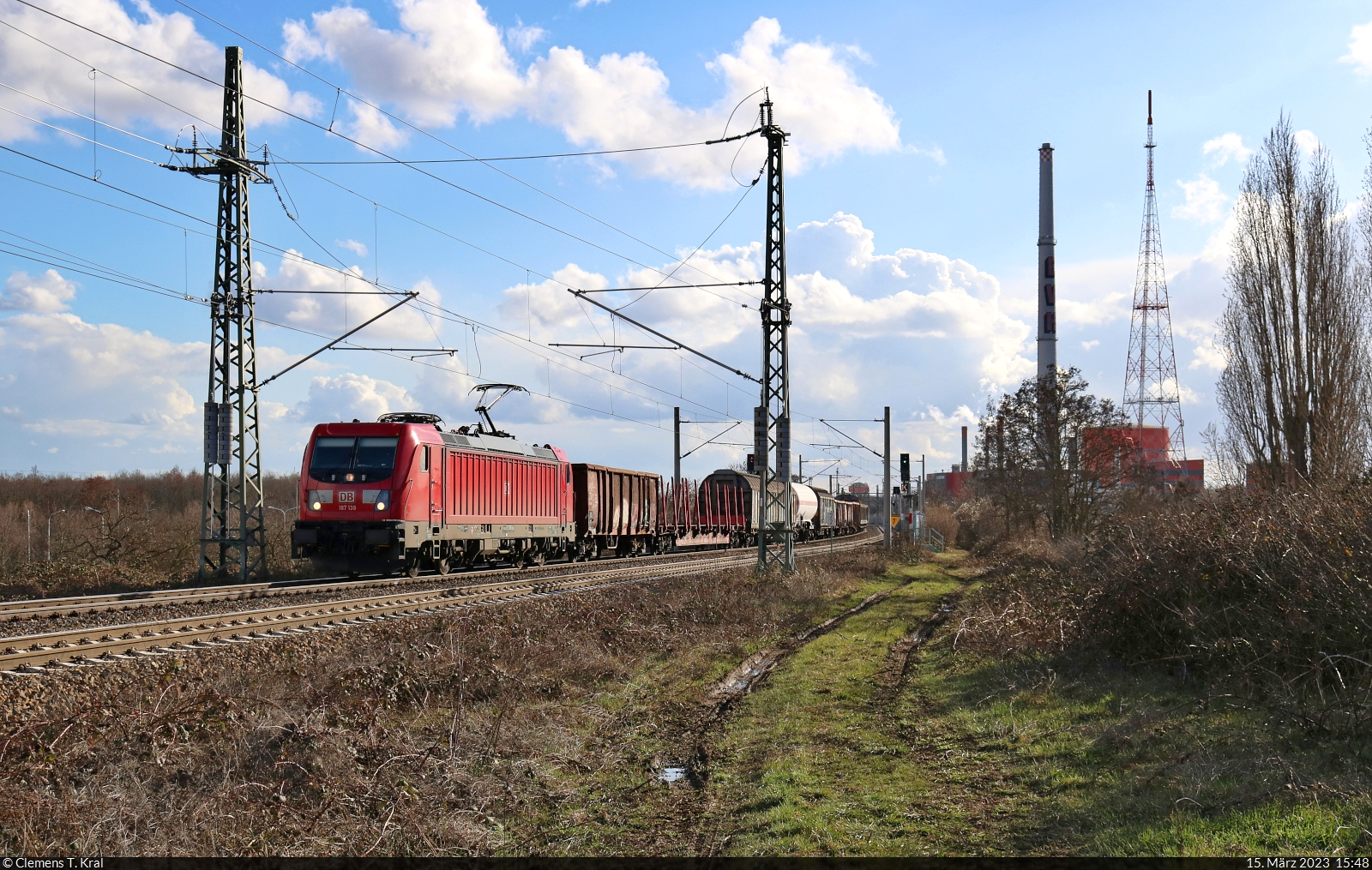 Gemischter Gz mit 187 138-3 unterwegs oberhalb der Leipziger Chaussee (B 6) Richtung Zugbildungsanlage (ZBA) Halle (Saale).

🧰 DB Cargo
🕓 15.3.2023 | 15:48 Uhr