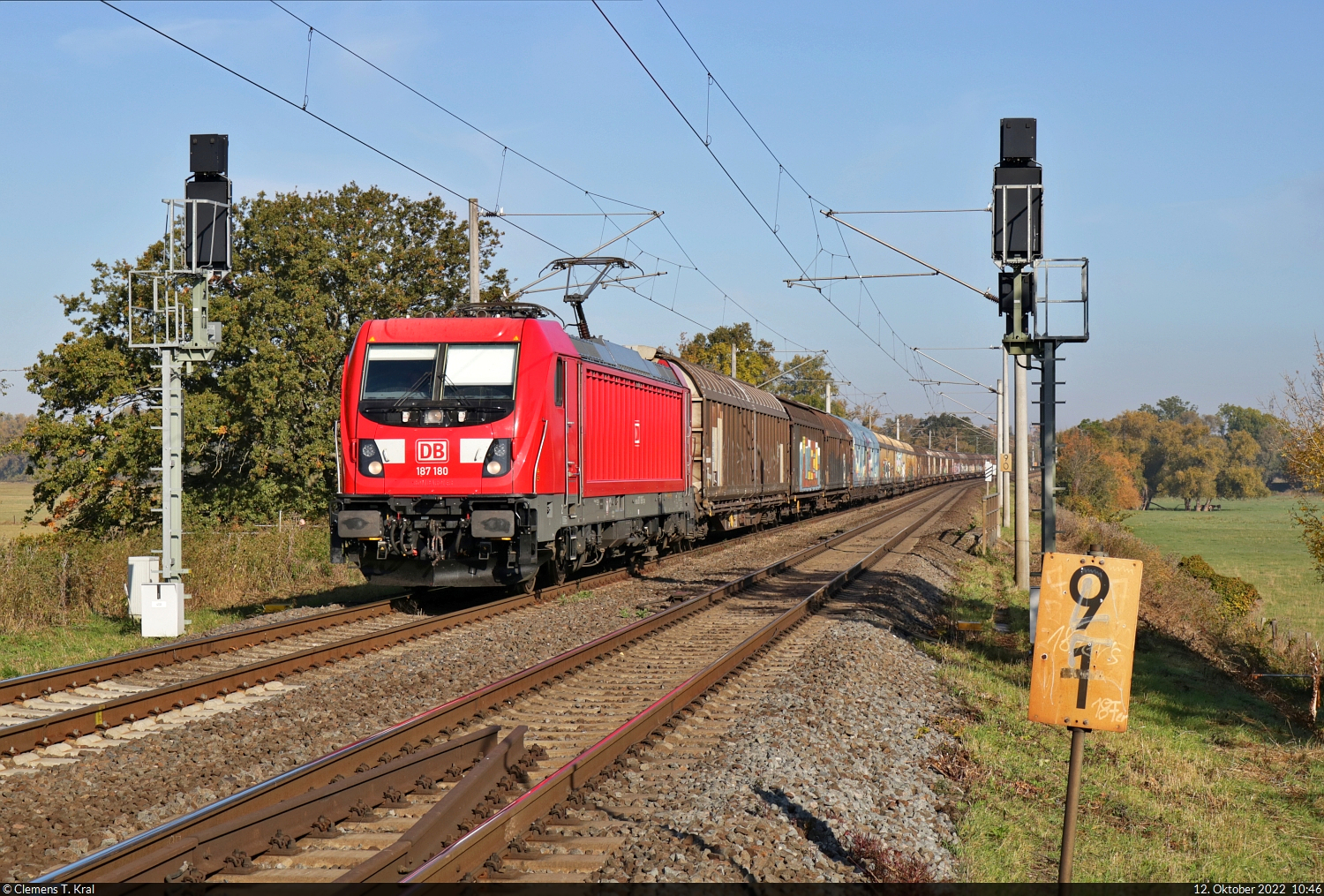 Gemischter Gz mit 187 180-5 unterwegs bei Schkopau Richtung Merseburg Hbf.
Das Bild entstand vom Saaleradweg, der an dieser Stelle die Bahnbrücke mitbenutzt.

🧰 DB Cargo
🕓 12.10.2022 | 10:46 Uhr