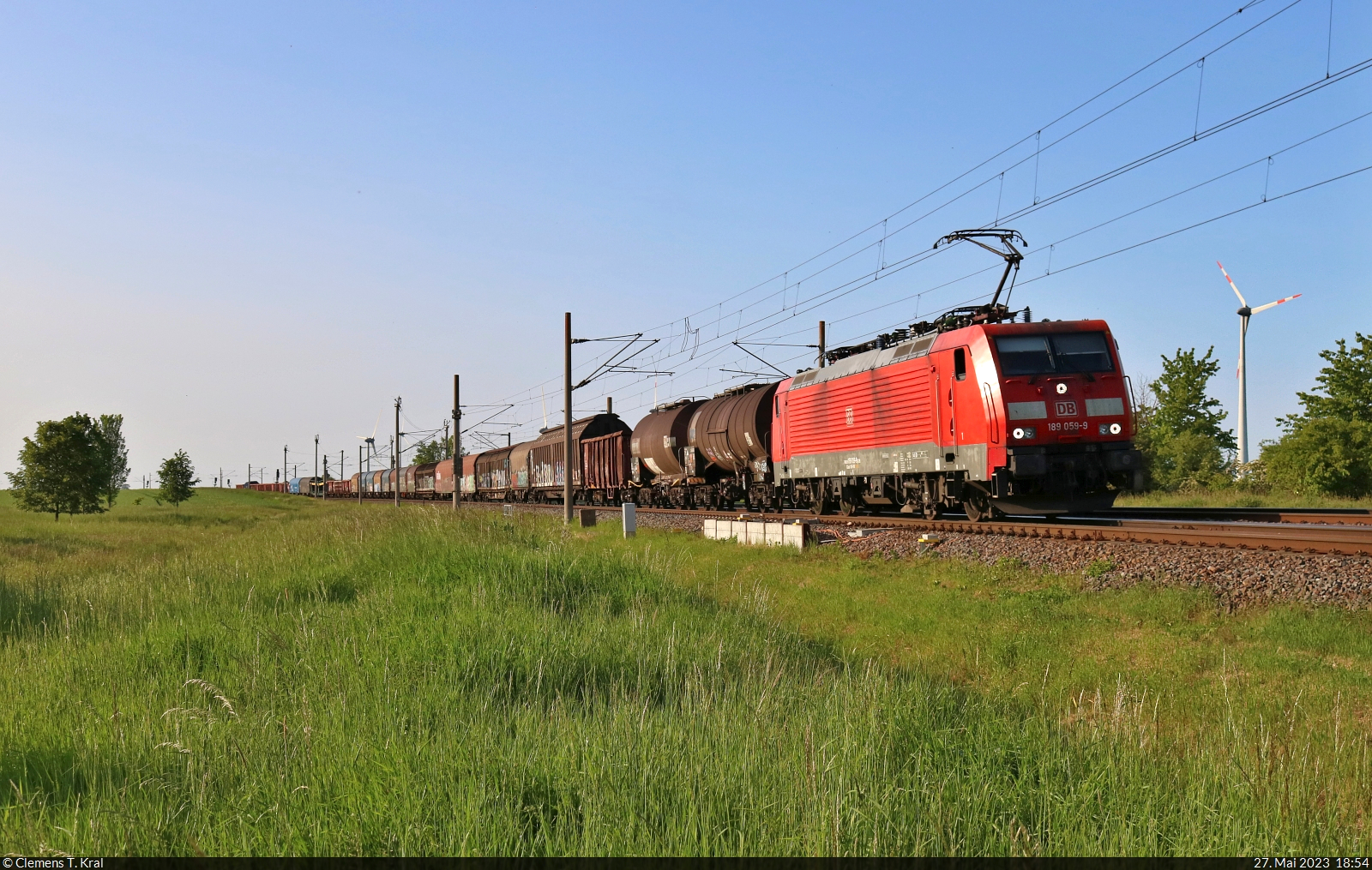 Gemischter Gz mit 189 059-9 (Siemens ES64F4) fährt bei Niemberg Richtung Halle (Saale).

🧰 DB Cargo
🕓 27.5.2023 | 18:54 Uhr