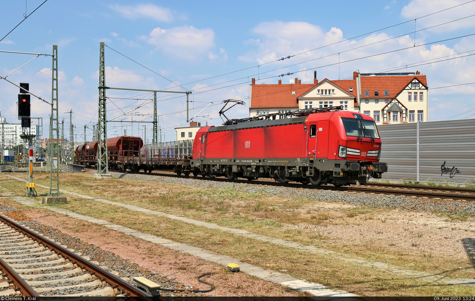 Gemischter Gz verlässt mit 193 384-5 (Siemens Vectron) die Zugbildungsanlage (ZBA) Halle (Saale) in südlicher Richtung und passiert dabei den Bahnsteig 12/13 von Halle(Saale)Hbf.

🧰 DB Cargo
🕓 9.6.2023 | 13:24 Uhr