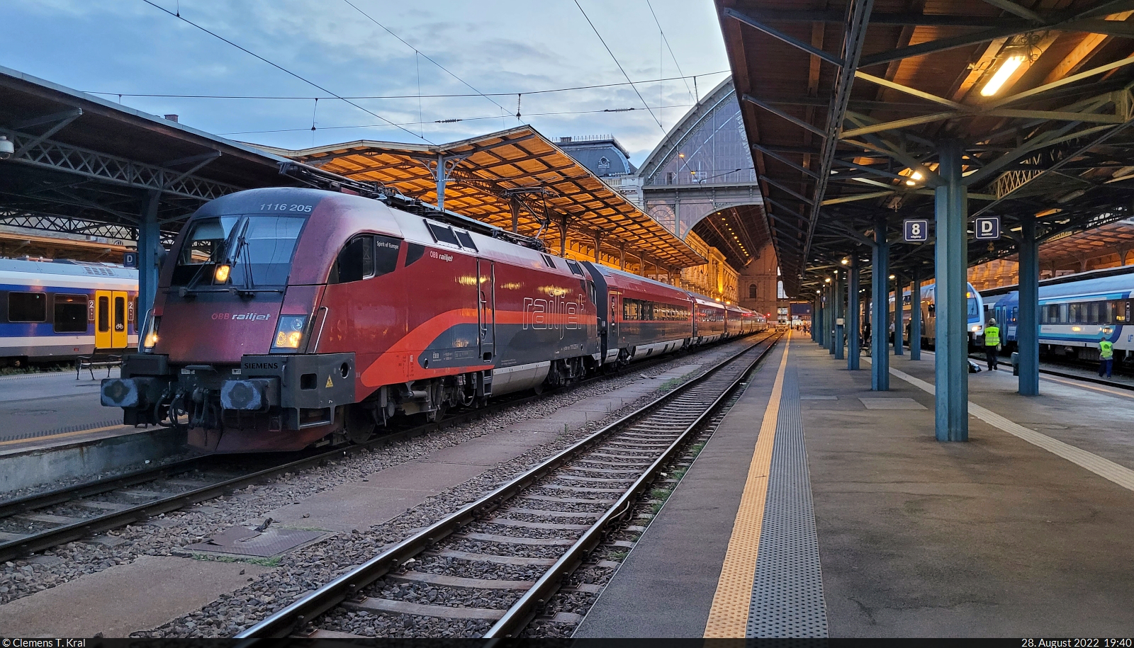 Genau zur Abfahrtszeit wurde noch 1116 205-6  Spirit of Europe  (Siemens ES64U2) im Startbahnhof Budapest-Keleti pu (HU) auf Gleis 7 festgehalten.

🧰 ÖBB | MÁV
🚝 RJX 264 Budapest-Keleti pu (HU)–Wien Hbf (A)
🕓 28.8.2022 | 19:40 Uhr