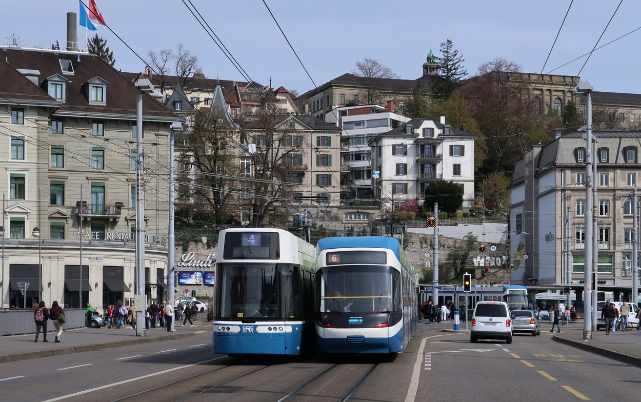 Generationentreffen: ein Flexity Be 6/8 der Linie 4 und ein Cobra Be 5/6 der Linie 6 in Zürich, zwischen Central und Bahnhofquai/HB bzw. Bahnhofstrasse/HB am 06.04.2023.