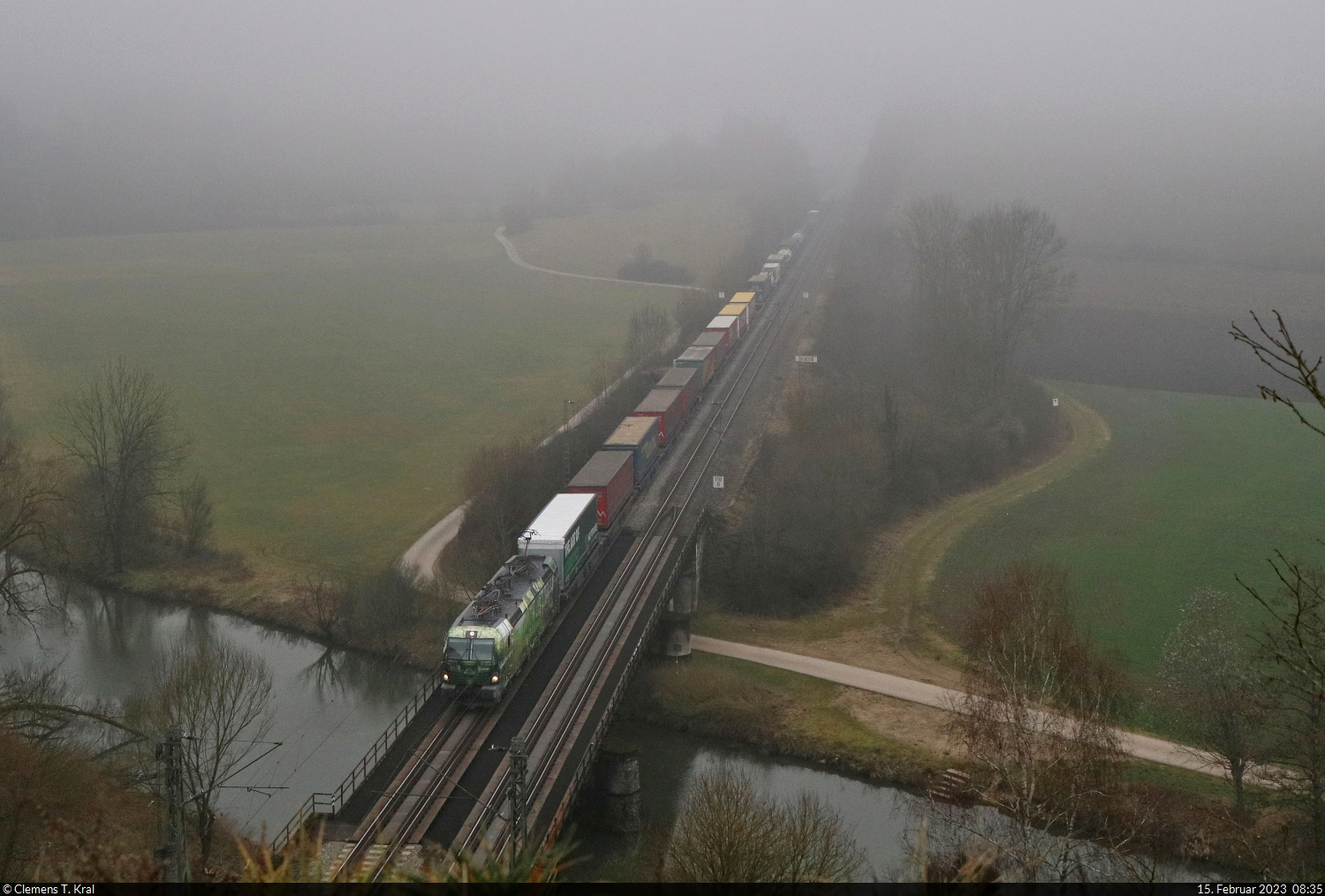 Gerade aus der Ferne noch rechtzeitig erkannt wurde ein KLV-Zug, der mit 193 087-4 (Siemens Vectron) am Stupberg in Dollnstein Richtung Ingolstadt fährt.

🧰 Railpool GmbH, vermietet an die TX Logistik AG (TXL)
🕓 15.2.2023 | 8:35 Uhr