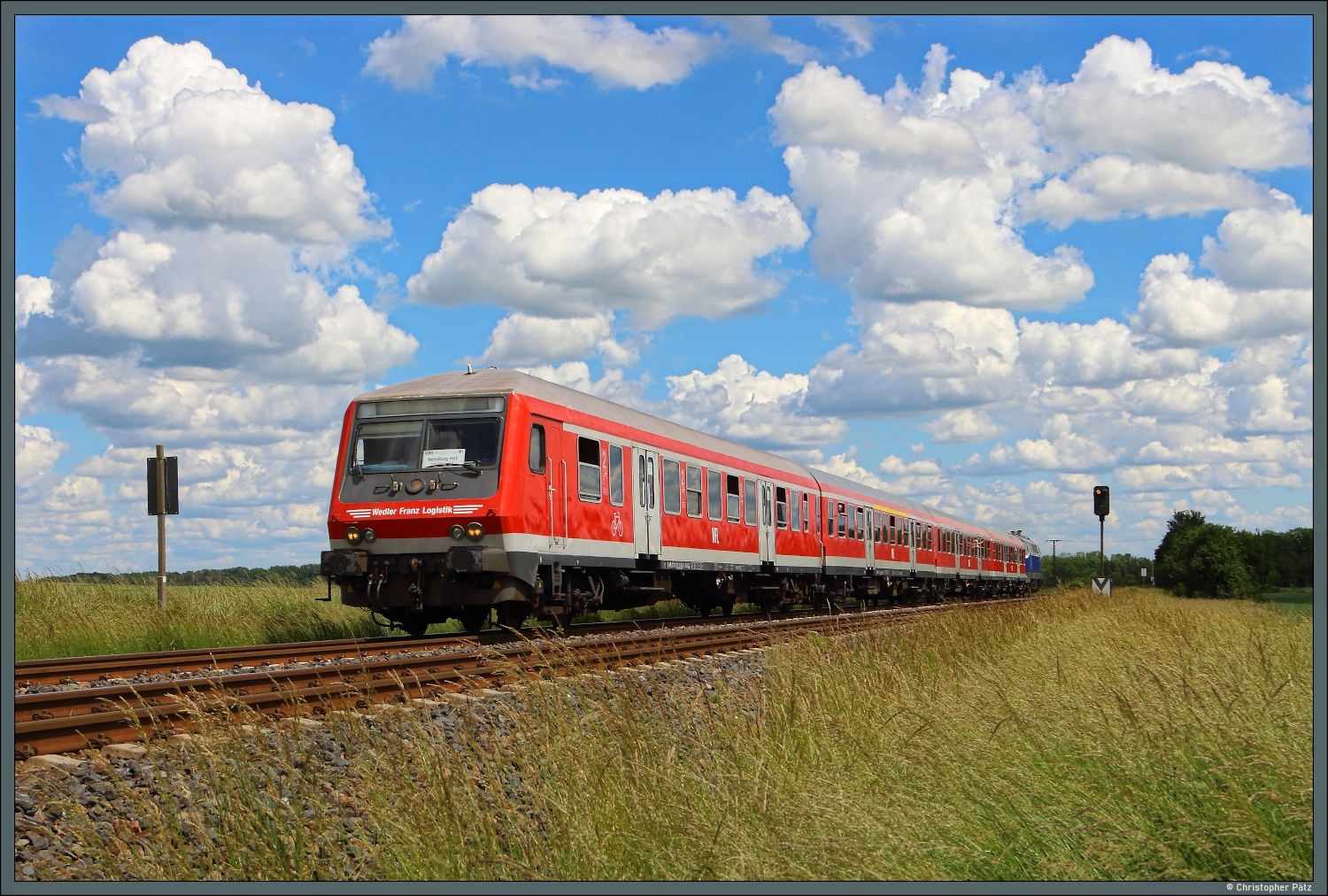 Geschoben von 218 467-9 rollt der Sachsen-Anhalt-Tag-Verst�rkerzug RE17 nach Bernburg am 06.06.2026 am Vorsignal von Biendorf vorbei. W�hrend die Lok von der VIS kommt, sind die Wagen im Eigentum der WFL.