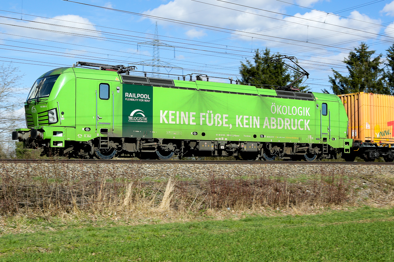 Gibts schon ne Weile , aber noch nie selbst vor die Linse bekommen. Werbelok 193 996-6  Keine Füße, Kein Abdruck  dauervermietet an TX Logistik (NVR Nummer: 9180 6193 996-6 D-Rpool). 25.3.2024 bei Zorneding.