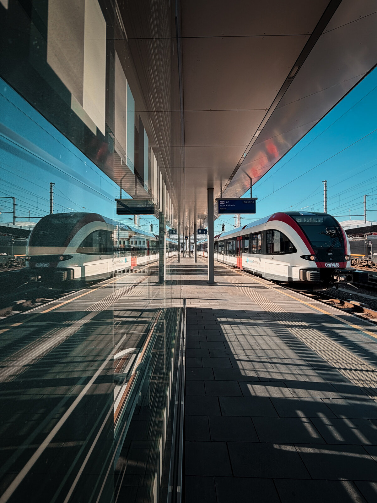 GKB 5063 009 wartet in Graz Hbf auf die Abfahrt.
 
——————
 
Zug: S7 8425
Laufweg: Graz Hbf ➤ Lieboch ➤ K�flach