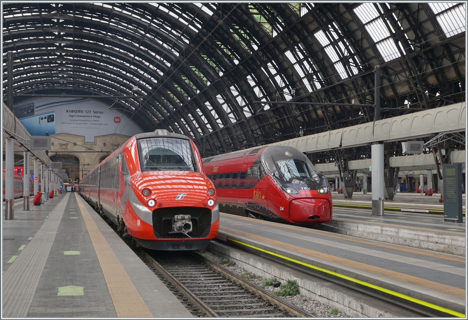 Gleich daneben steht in Milano Centrale der FS Treniala ETR 700 004 (ex Fyra) in  Frecciarossa -Farbgebung und der .itlo ntv ETR 675 004.  

8. November 2022