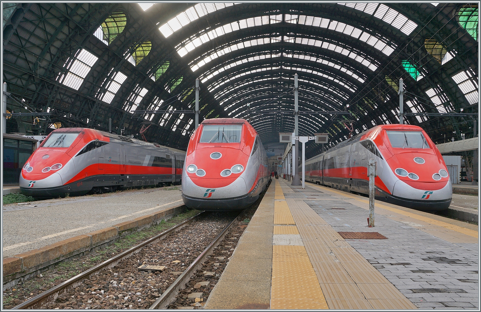 Gleich drei FS Trenitalia ETR 500  Frecciarossa  stehen im Bahnhof von Milano Centrale. Die FS Trenitalia besitzt 90 ETR 500  Politensione  Triebköpfe, so dass damit 45 Züge gebildet werden können, welche zur Zeit auf praktisch allen  Freccarossa -Verbindngen eingesetzt werden. Obwohl der Zug als ETR 500 firmiert, werden, zumindest die 60 Triebköpfe der zweiten Serie als E 404 501 - 560 beschriftet. 

8. November 2022
