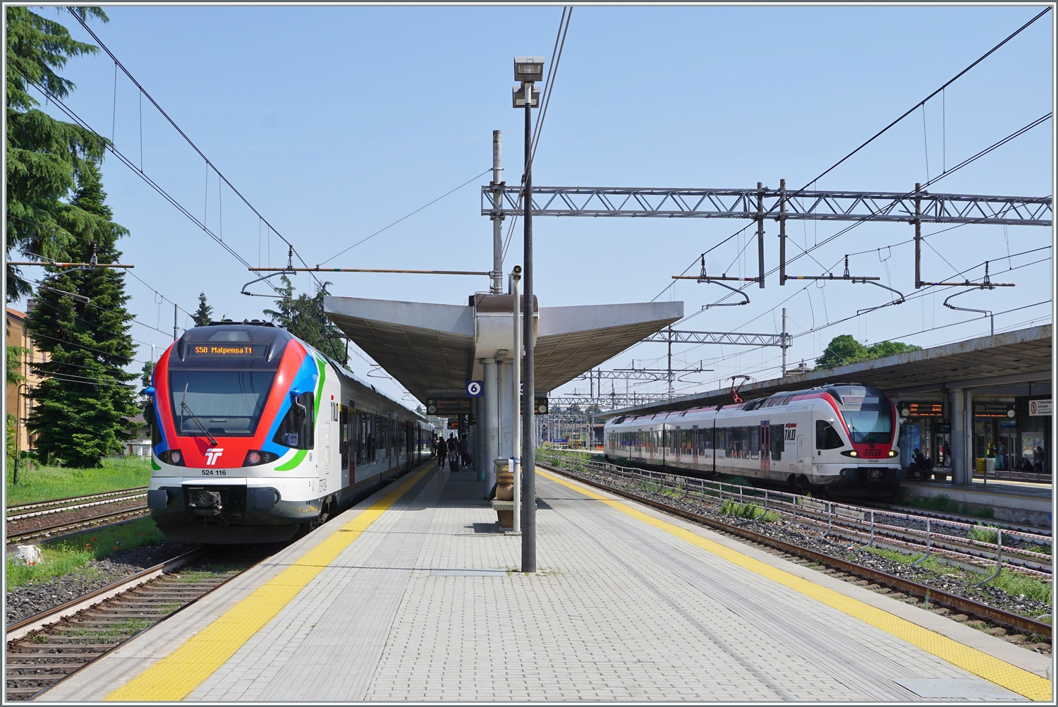 Gleich zwei SBB TILO Flirts zeigen sich in Gallarate: Links der RABe 524 116 in der aktuellen Farbgebung als S 50 von Bellinzona nach Malpensa Terminal 1 und rechts der RABe 524 002 in der älteren Farbgebung als S 30 nach Luino.

23. Mai 2023