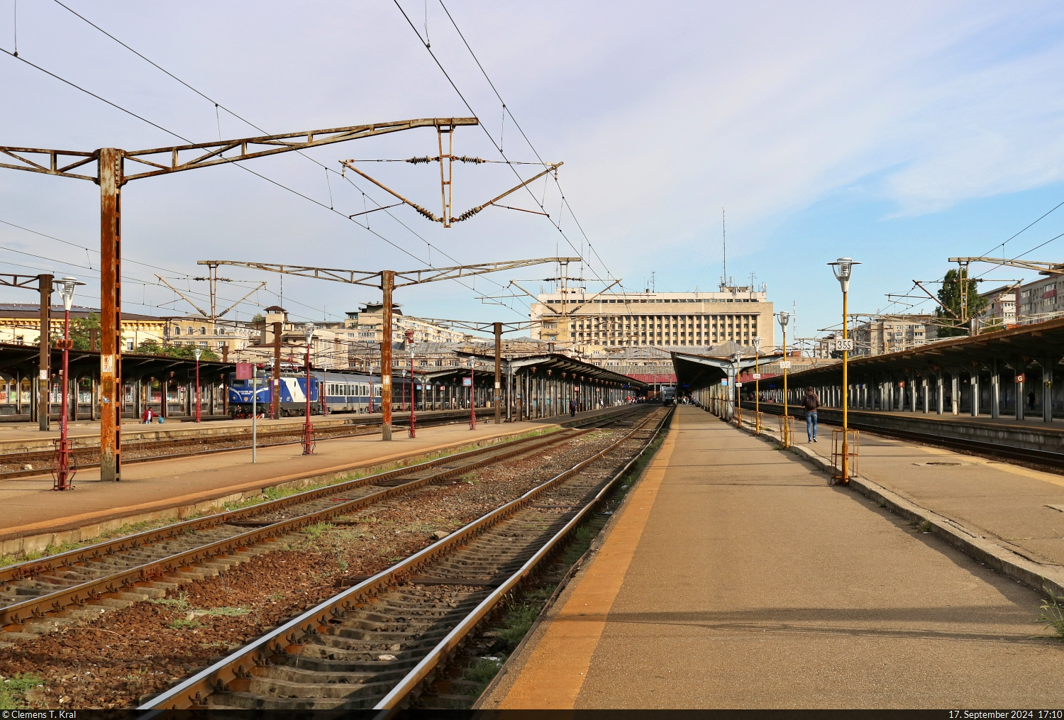 Gleise und Bahnsteige des Bahnhofs București Nord (RO) in einer ruhigen Minute. Das hohe Gebäude im Hintergrund gehört nicht mehr zum Bahnhof selbst, sondern beherbergt das Verkehrsministerium.

🕓 17.9.2024 | 17:10 Uhr
