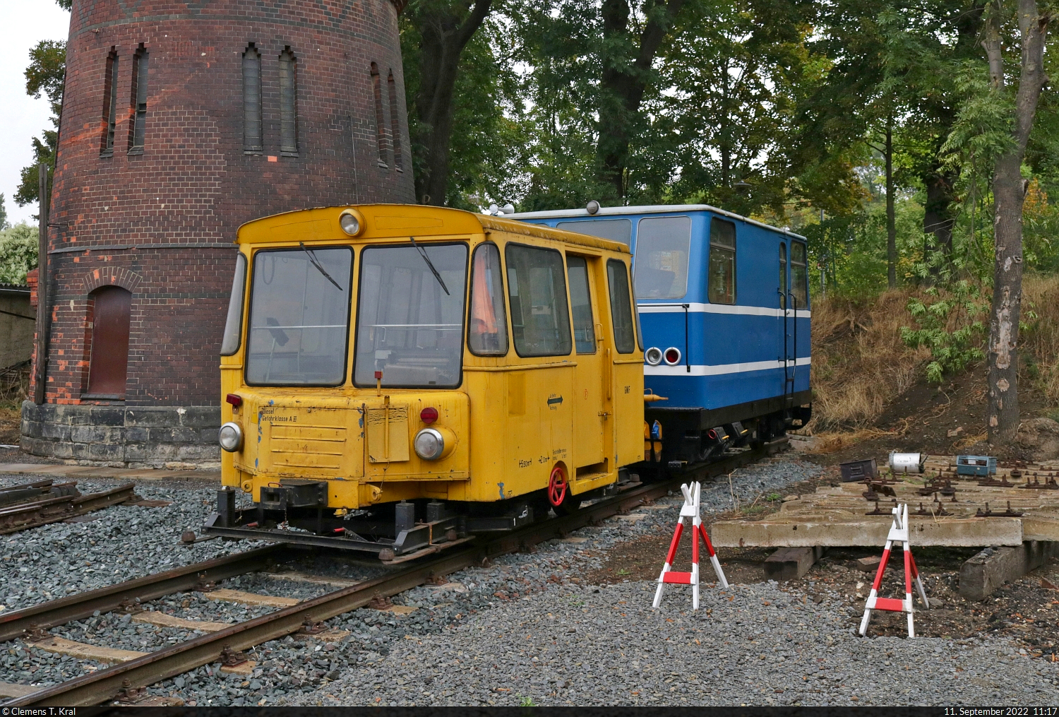 Gleismessfahrzeug GMF 71 (Baujahr 1970) und weiteres Dienstfahrzeug ohne jegliche Anschriften stehen neben dem Wasserturm des Aschersleber Lokschuppens und wurden im Rahmen 32. Verkehrshistorischen Wochenendes fotografiert.

🧰 Eisenbahnclub Aschersleben e.V. (ECA)
🕓 11.9.2022 | 11:17 Uhr
