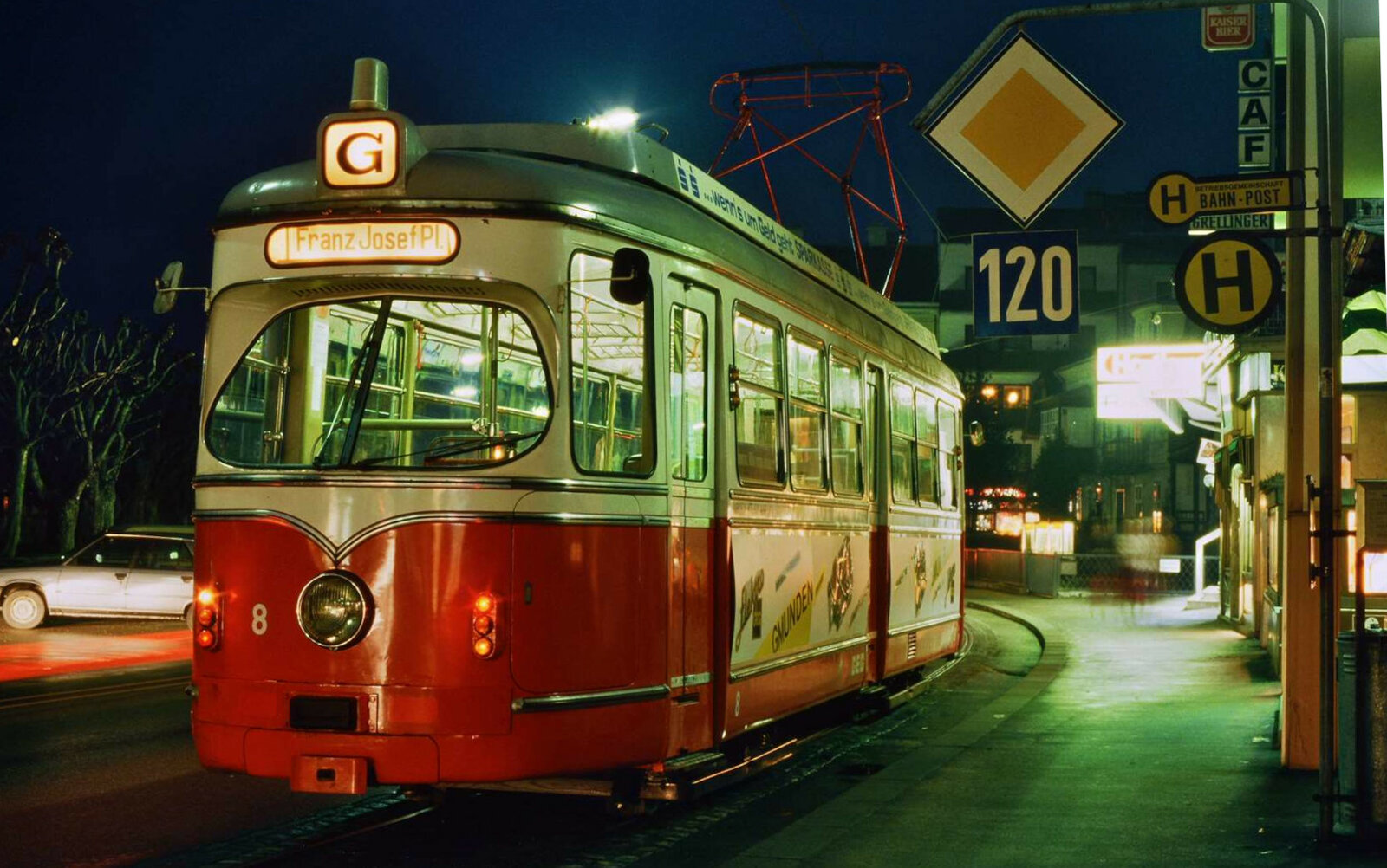 Gmundener Straßenbahn bei Nacht (05.04.1986): GM 8 (Lizenzbau Lohner/Kiepe 1961) an der Station Franz-Josef-Platz.