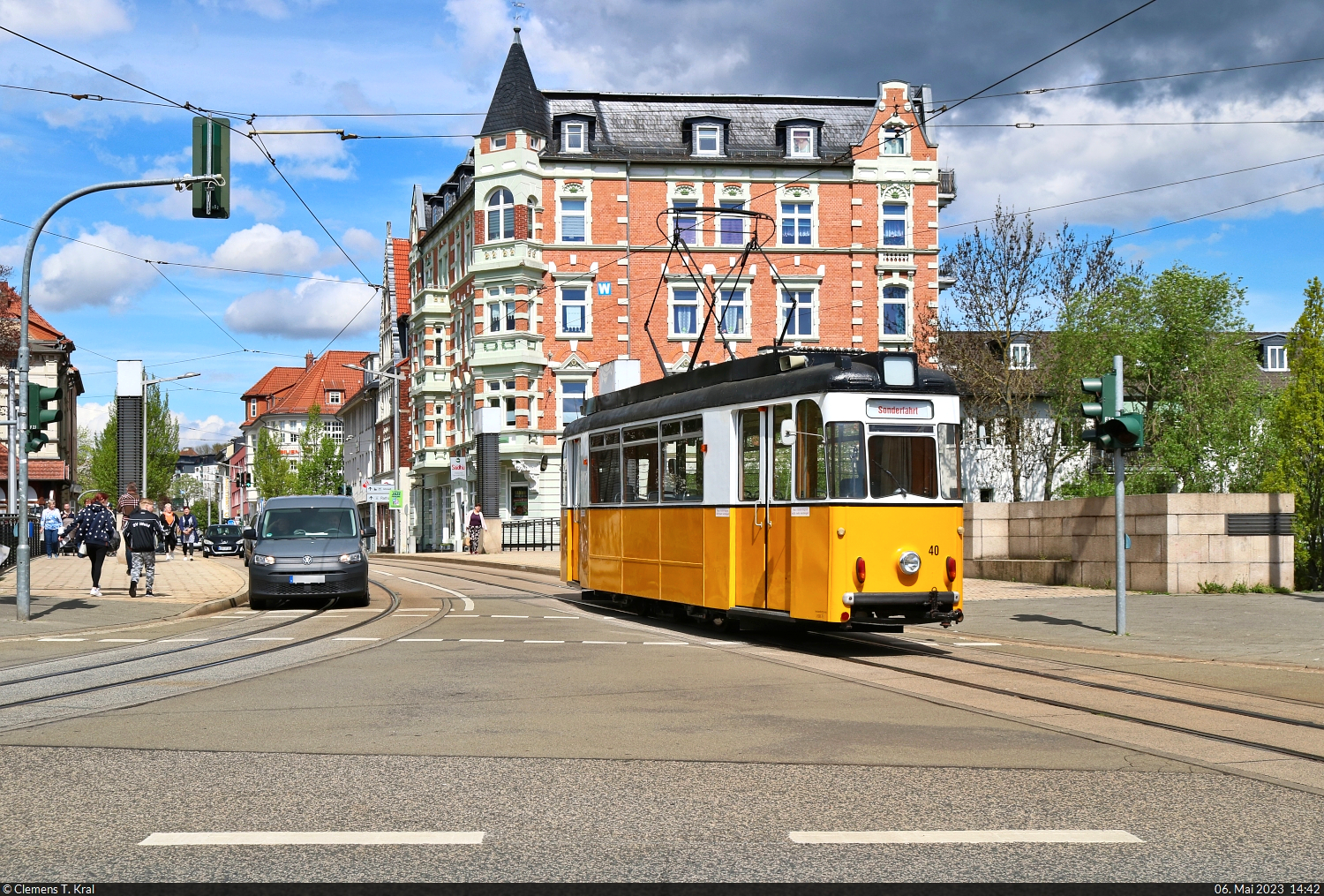 Gothawagen T57, Wagen 40 (ex 43), kutscht anlässlich des Bahnhofsfests durch Nordhausen.
Nachschuss an der Bahnhofsbrücke, die die Zorge überspannt.

🧰 Stadtwerke Nordhausen (SWN)
🕓 6.5.2023 | 14:42 Uhr