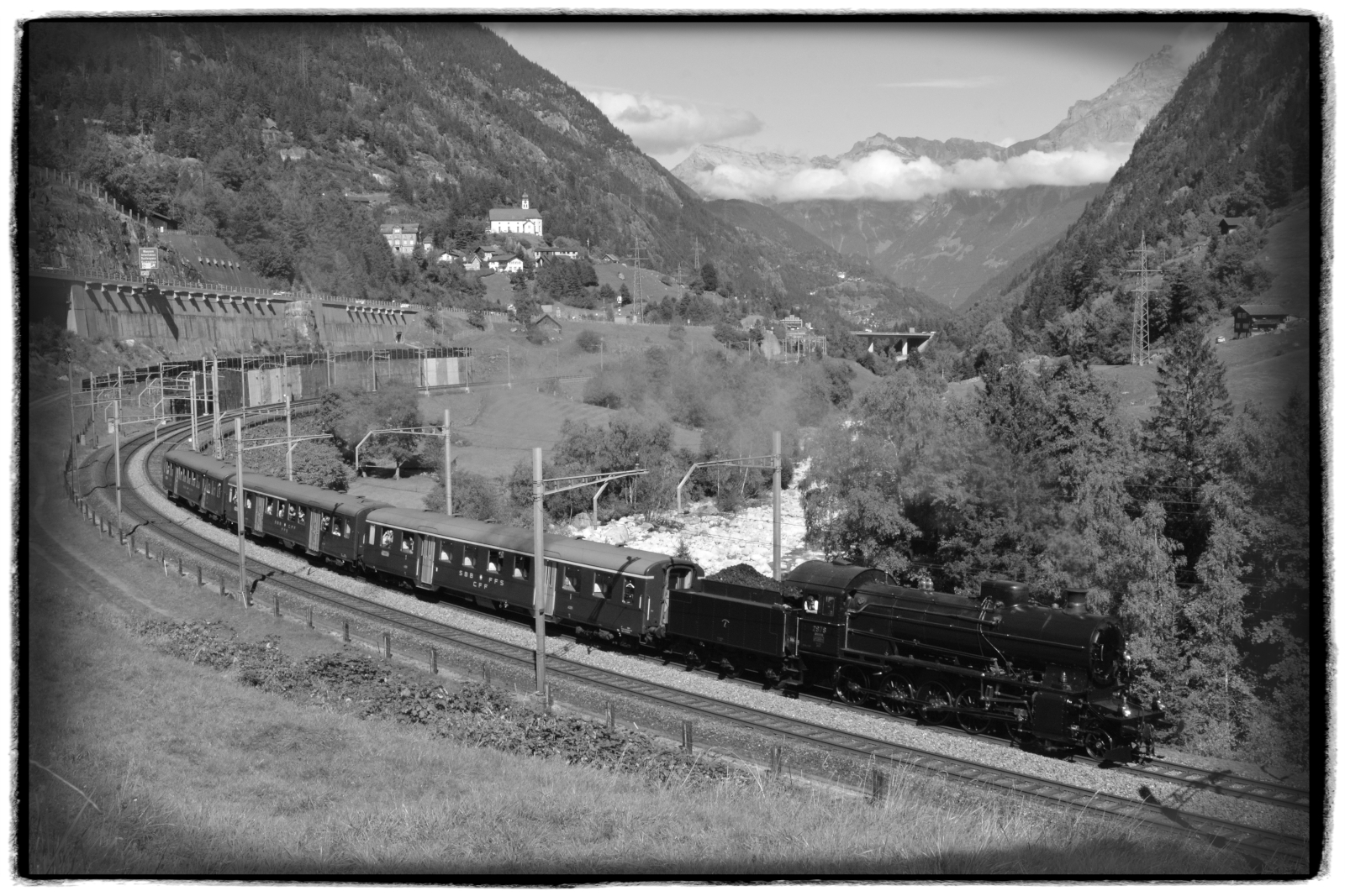 GOTTHARD-BAHNTAGE 2025: Der  Elefant  C 5/6 2978 (SBB Historic) stampft am 14.09.2025 mit dem Extrazug unterhalb der berühmten Kirche von Wassen durch die Wattinger Kurve die Gotthardnordrampe nach Göschenen hinauf.