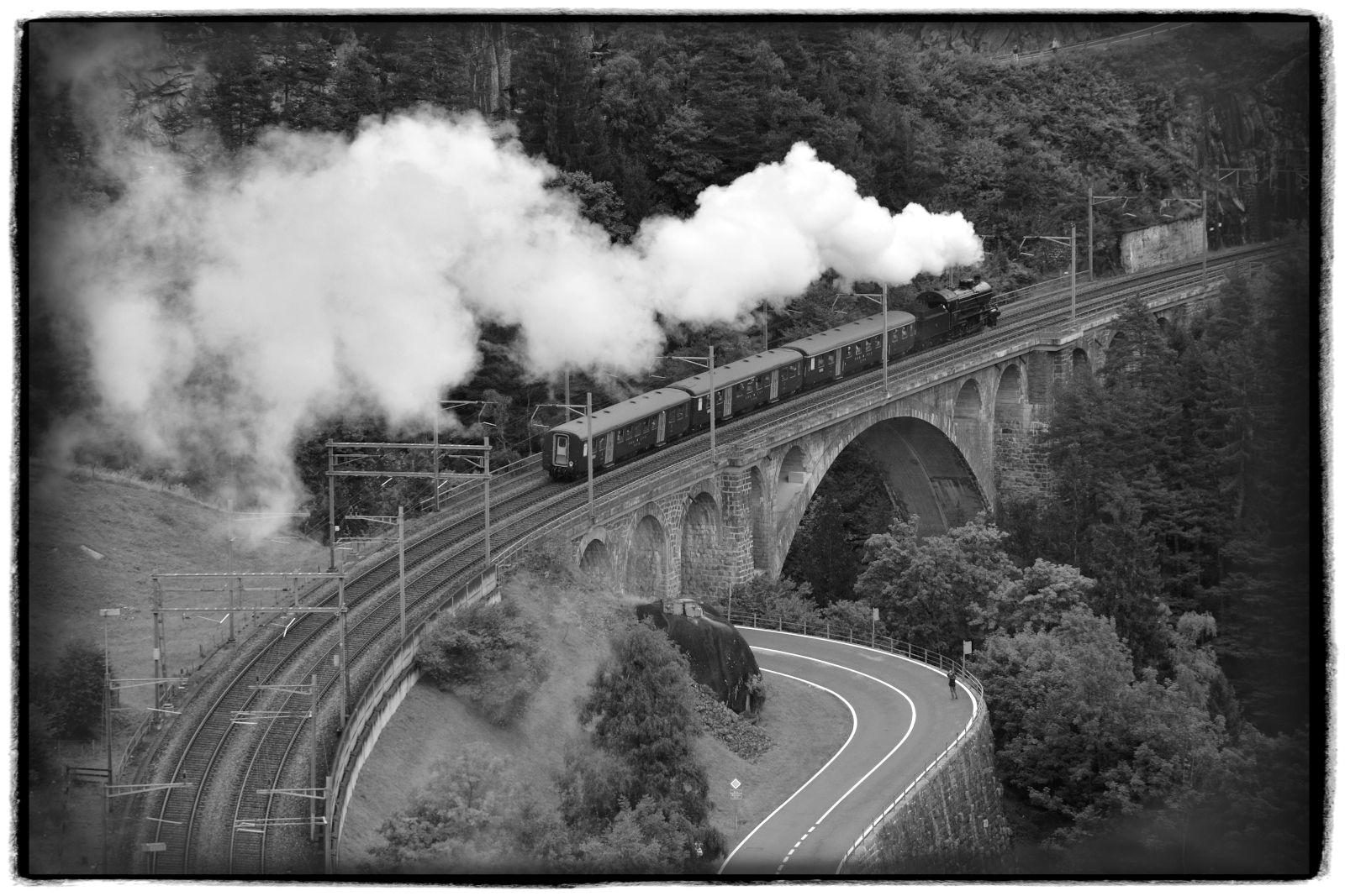 GOTTHARD-BAHNTAGE 2025: Der  Elefant  C 5/6 2978 (SBB Historic) stampft am 14.09.2025 mit dem Extrazug über die mittlere Meienreussbrücke in Wassen die Gotthardnordrampe nach Göschenen hinauf.