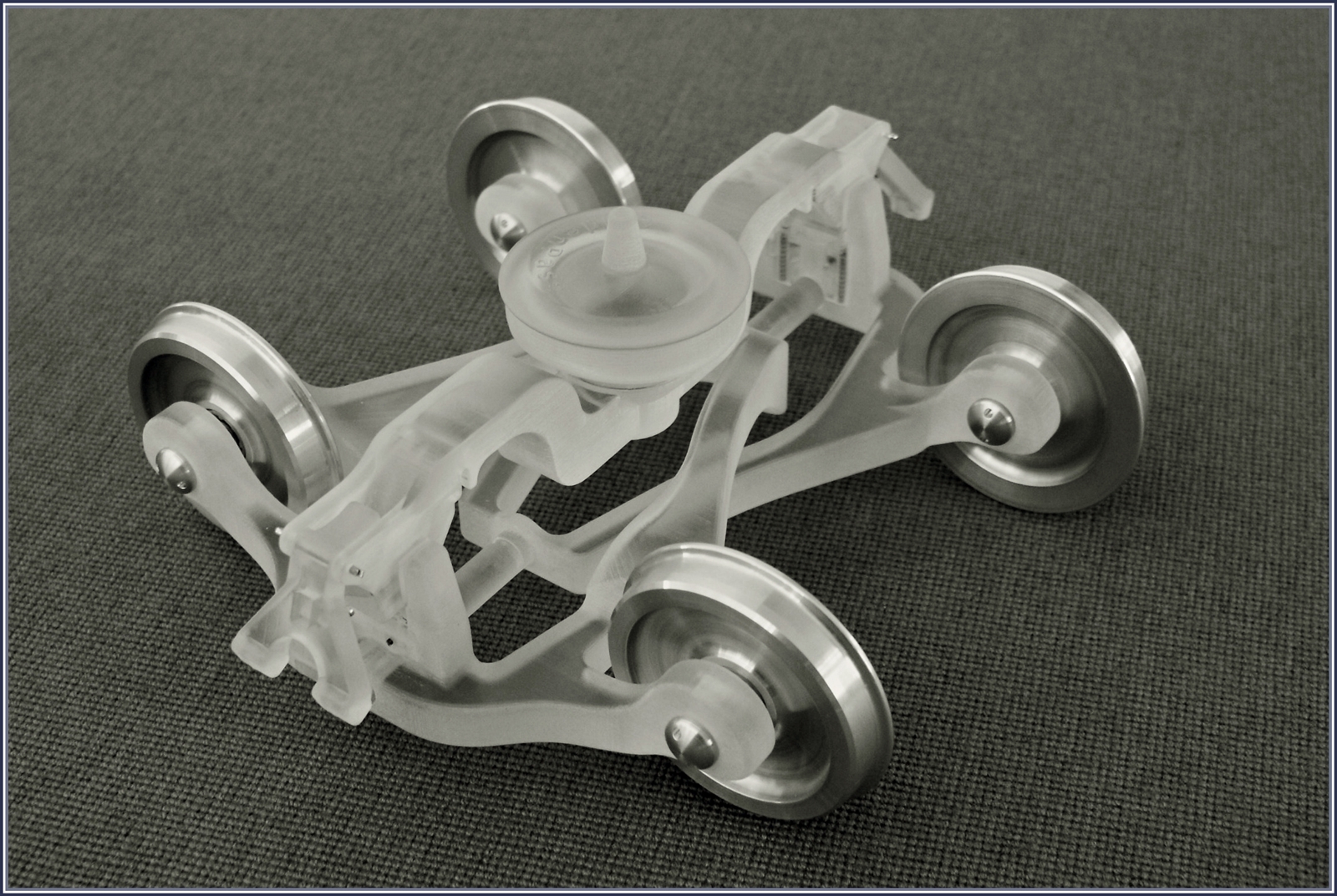 GPX - Goldenpass Express - am Anfang stand die Idee.
Der alte Traum einer Direktverbindung von Montreux nach Interlaken dürfte so alt sein wie die MOB selbst. Nachdem um die Jahrtausendwende eine vergebliche Initiative zur Verlegung einer dritten Schiene unternommen wurde, nahm die Idee eines Spurwechseldrehgestell Gestalt an. Das Bild zeigt ein 1:10 Modell einer ersten Idee, die in die Tat umgesetzt wurde, doch es sollten noch viele Jahre vergehen, bis der erste fahrplanmässige GPX Montreux mit dem Ziel Interlaken Ost verlassen würde...

Montreux, den 26. Oktober 2008