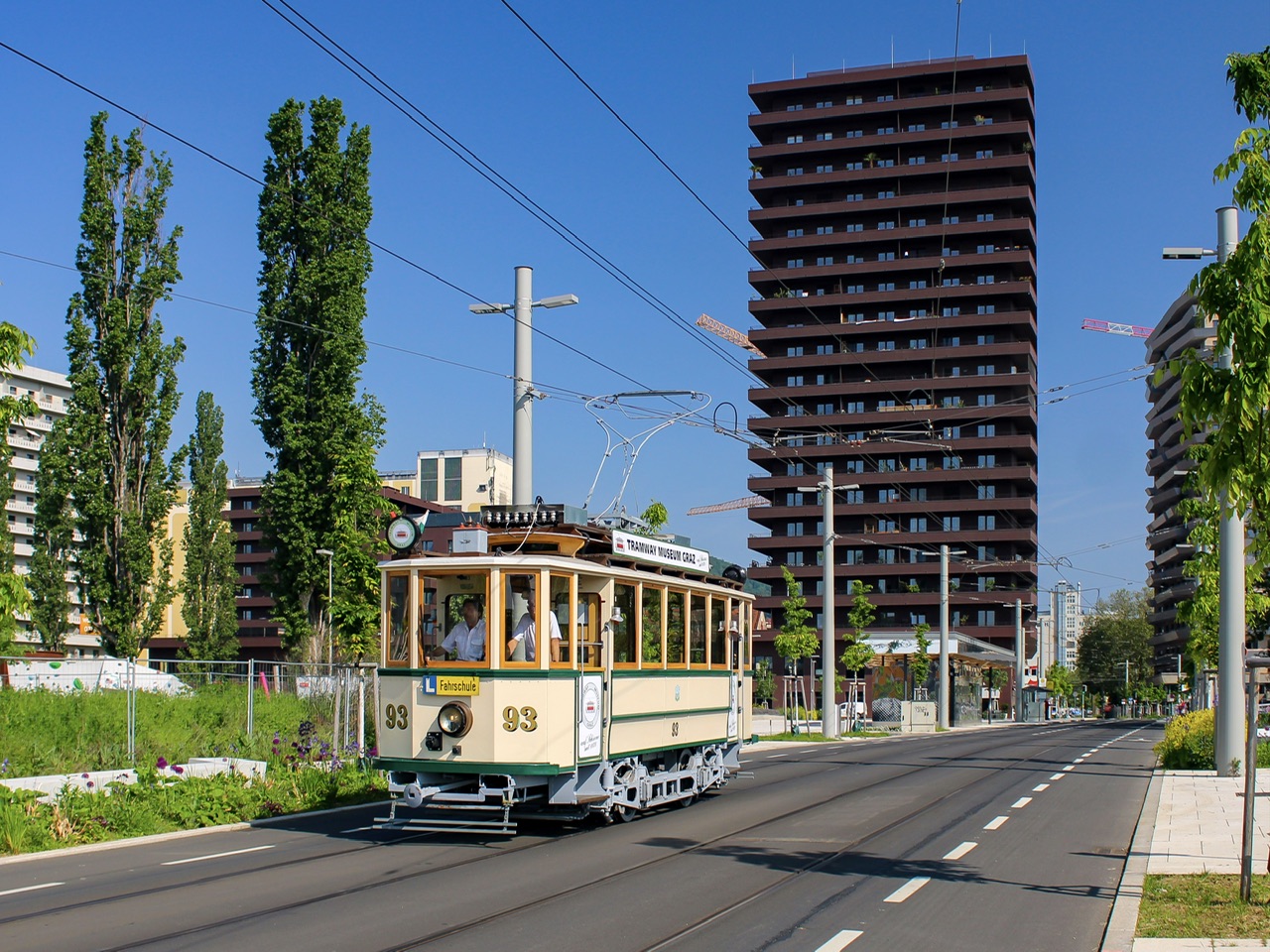 Graz. Am 22.05.2023 war der TW 93 des Tramway Museum Graz auf Fahrschulfahrt, hier auf der UNESCO-Esplanade.