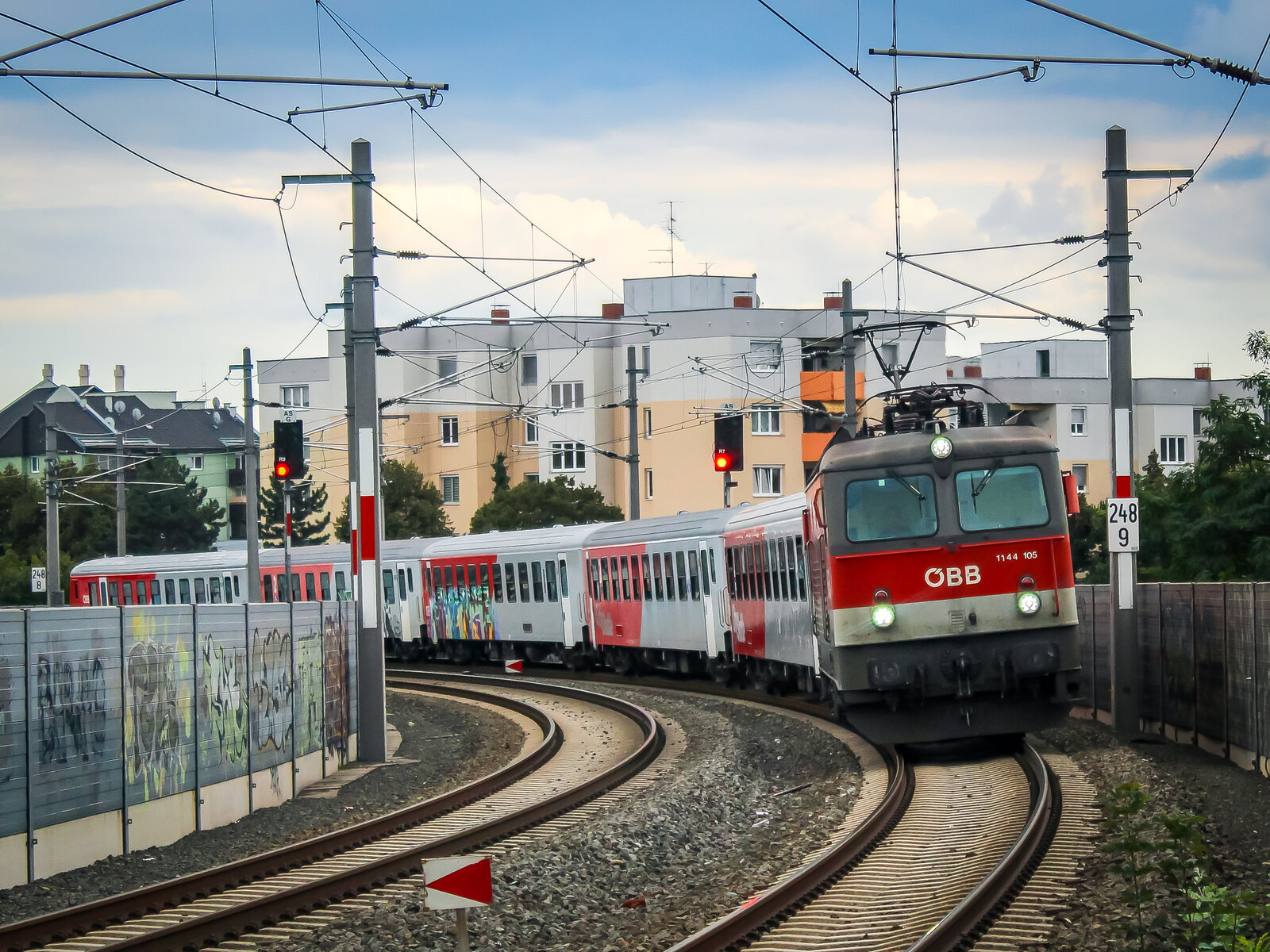 Graz. Aufgrund einer Gleisbaustelle bei Gleisdorf verkehren zwischen Graz HBF und Gleisdorf Ersatzbusse. Als Verstärker fahren zwischen Hauptbahnhof und Ostbahnhof 5022er und Wendezüge der ÖBB. Die 1144 105 zieht hier einen Leerzug zurück von Graz Ostbahnhof nach Graz Hauptbahnhof, hier kurz vor Don Bosco. 