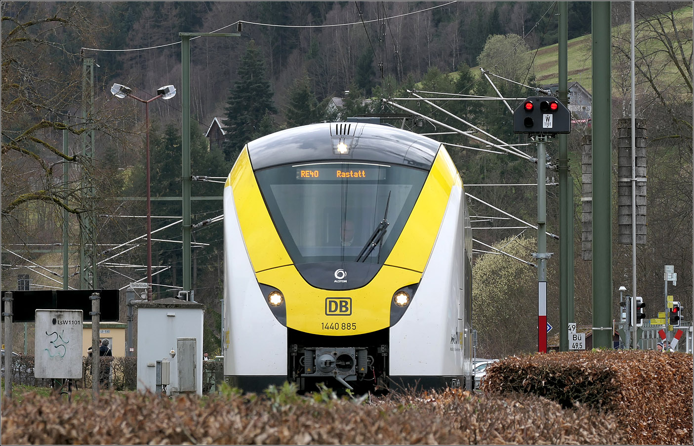 Grinsekatze in Baiersbronn - 

Coradia Continental 2-Triebzug 1440 885 kurz nach der Abfahrt im Bahnhof Baiersbronn. Als die Murgtalbahn für den Stadtbahnbetrieb elektrifiziert wurde, sollen ursprünglich auch Triebzüge der Baureihe 425 die Strecke befahren. Diese erhielten allerdings keine Zulassung für die Steilstrecke von Baiersbronn nach Freudenstadt. So wurde der Betrieb der Strecke ausschließlich mit AVG-Stadtbahnwagen durchgeführt, die teils auch als Eilzüge fuhren. Man konnte mit der Stadtbahn von Freudenstadt über die Innenstadt von Karlsruhe bis Heilbronn durchfahren. Inzwischen enden die Stadtbahnzüge in Karlsruhe an der Haltestelle Tulastraße und die Eilzüge wurden durch die Coradia Continental 2-Triebzüge ersetzt, die natürlich nicht durch die Karlsruhe Innenstadt fahren. 

15.03.2024 (M)