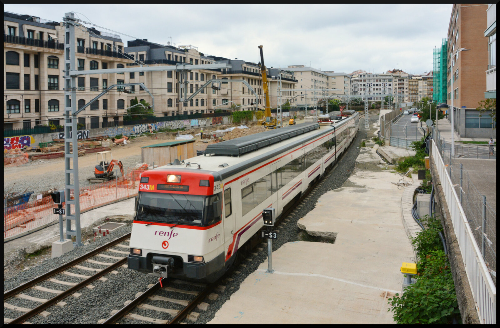 Großbaustelle: Mit dem Bau der neuen normalspurigen Hochgeschwindigkeitsstrecke  baskisches Ypsilon  (Madrid) - Vitoria-Gasteiz - Bilbao/San Sebastian wird der Breitspur-Bahnhof San Sebastian komplett umgebaut und modernisiert. Zukünftig werden hier normalspurige und Breitspurfahrzeuge auf Dreischienengleisen verkehren. 2027 sollen der Bahnhof und die Hochgeschwindigkeitsstrecke in Betrieb gehen. Am 16.08.2023 rollt ein Triebzug der Renfe-Baureihe 446 aus Irun auf Gleis 1 in den Bahnhof.