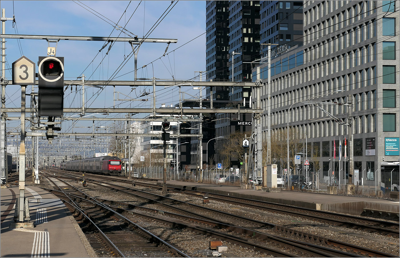 Große Bauten - 

... finden sich im Umfeld des Bahnhofes Zürich Altstetten. Auf dem äußeren Gleis ist ein IC das Limmattal hinunter unterwegs.

07.03.2025 (M)