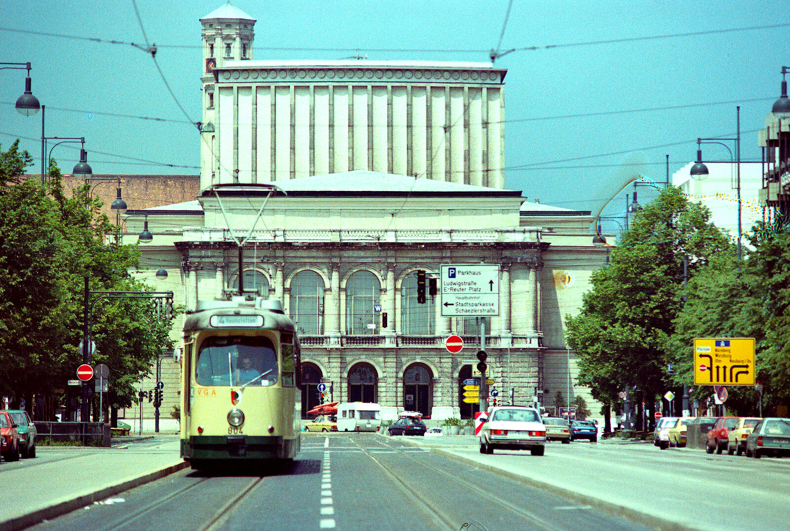 GT8 804 der Augsburger Stra�enbahn am Nationaltheater, Sommer 1984