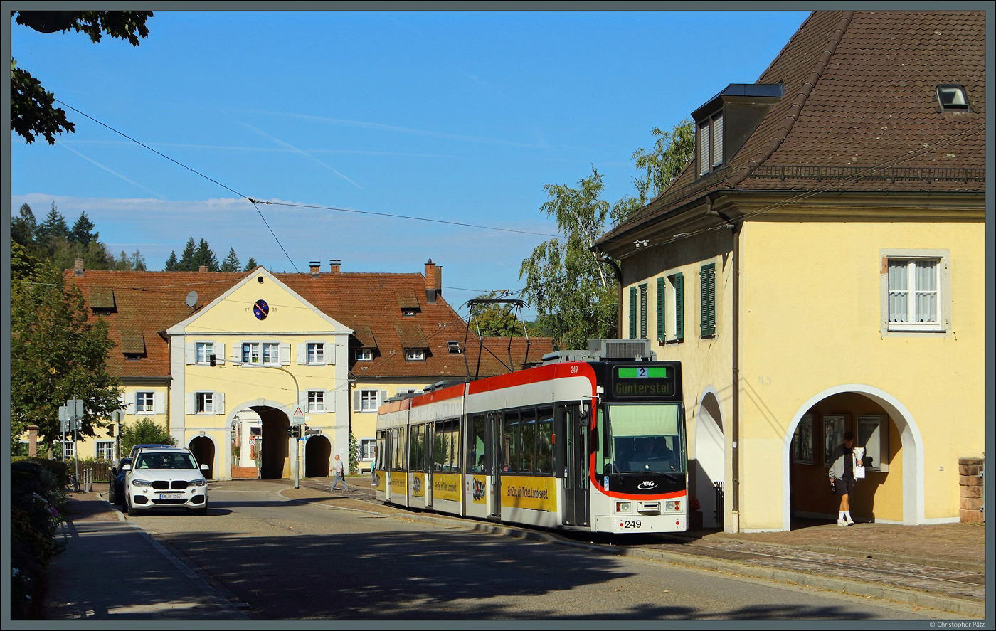 GT8Z 249 hat am 29.09.2023 das Günterstaler Tor und die Haltestelle Klosterplatz passiert und strebt nun der Endhaltestelle Günterstal, Dorfstraße entgegen.