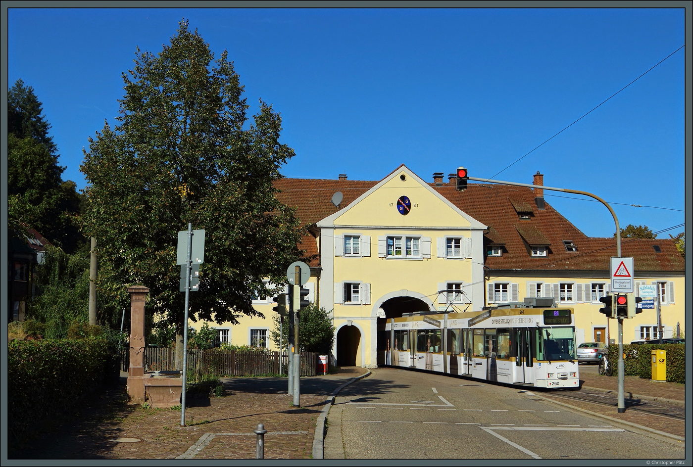 GT8Z 260 der VAG passiert am 29.09.2023 das Günterstaler Tor, das ehemalige Torhaus des Klosters Günterstal.
