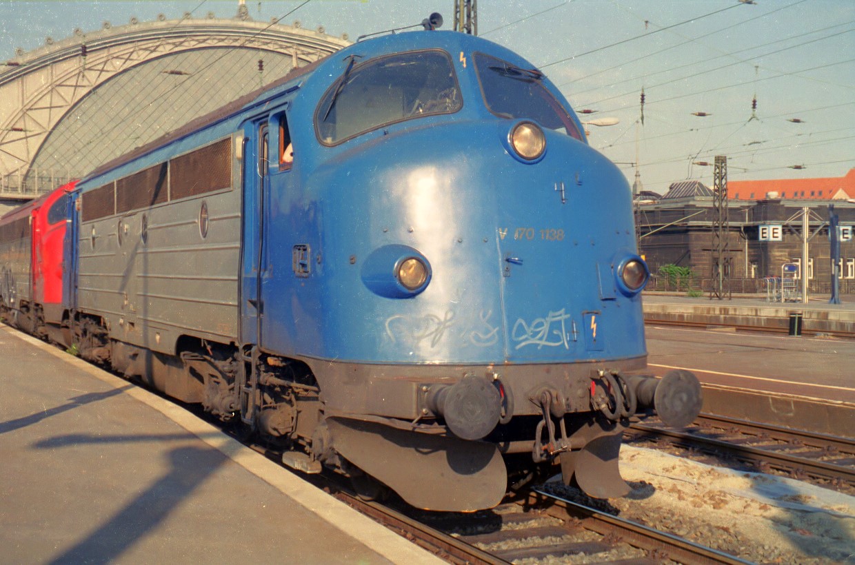 Güterzug mit 2 NOHAB's und der führenden V 170 1138 von Eichholz im Mai 2005 im Bahnhof Dresden-Neustadt fotografiert