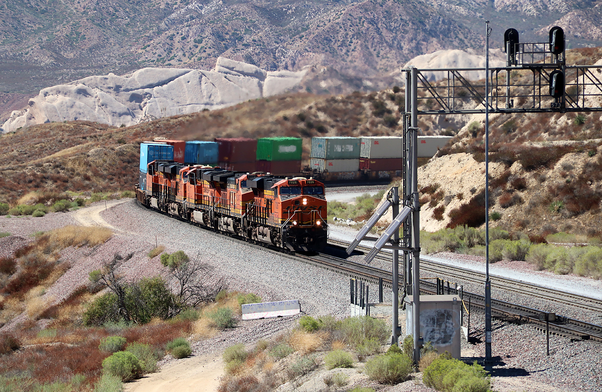 Gute Sicht vom Hill 582: Dieser Containerzug kämpft sich lautstark Richtung Passhöhe. Cajon Pass, CA, 21.9.2022