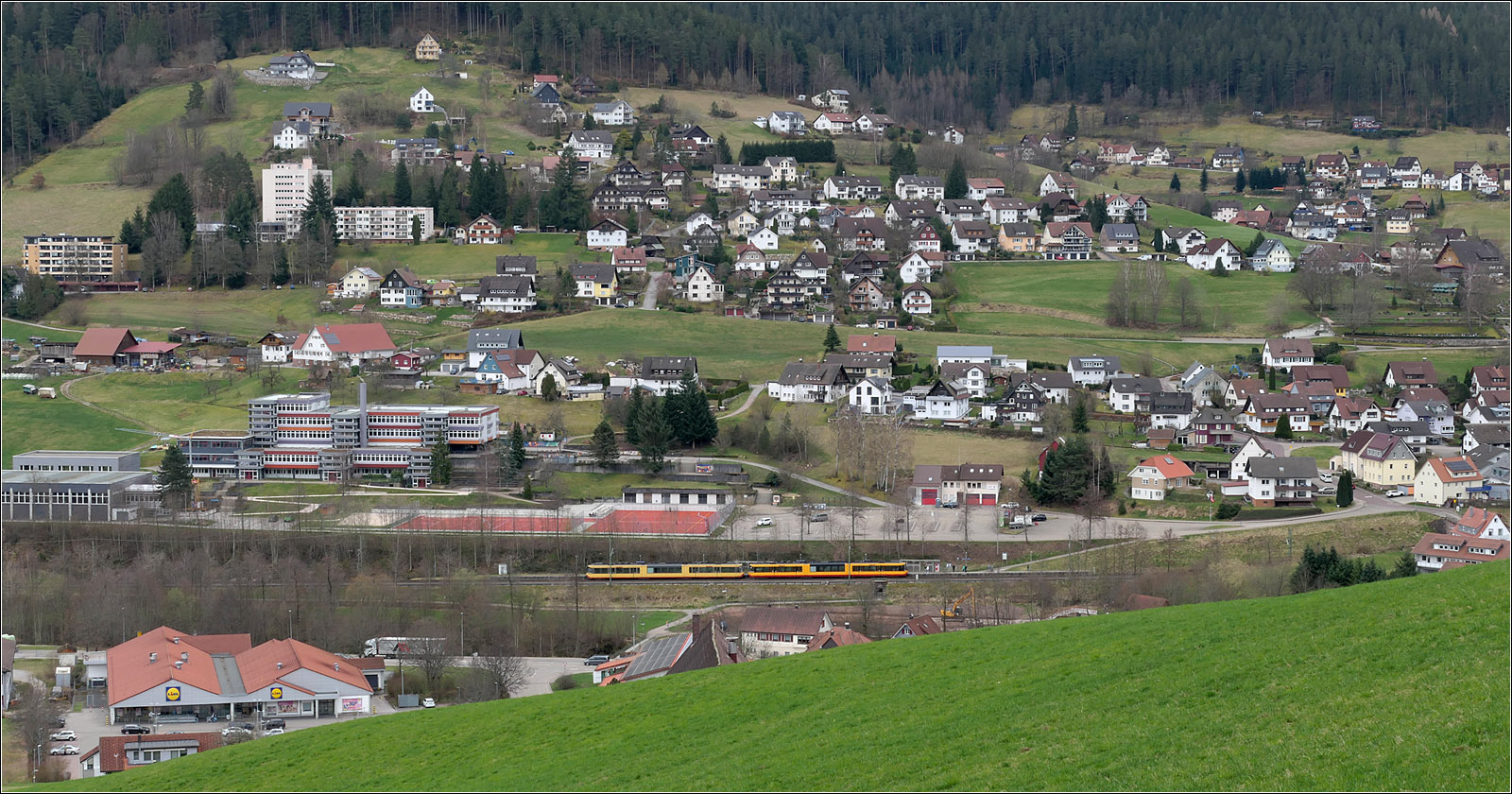 Halt am Schulzentrum - 

... von Baiersbronn. Beim Ausbau der Murgtalbahn zur AVG-Stadtbahn wurden auch zahlreiche neue Haltepunkte eingerichtet und somit die Bahn für weitere Fahrgäste zugänglich gemacht, in diesem Fall insbesondere für den Schülerverkehr.

15.03.2024 (M)