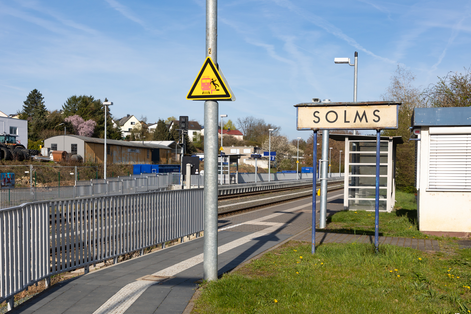 Haltepunkt Solms (Burgsolms) an der Lahntalbahn nach der Sanierung am 6.4.2026 Bezugnehmend auf das Bild von Dennis Fiedler: https://www.bahnbilder.de/bild/deutschland~unternehmen~hlb-hessische-landesbahn/1436834/vt-273-erreicht-den-haltepunkt-solms.html