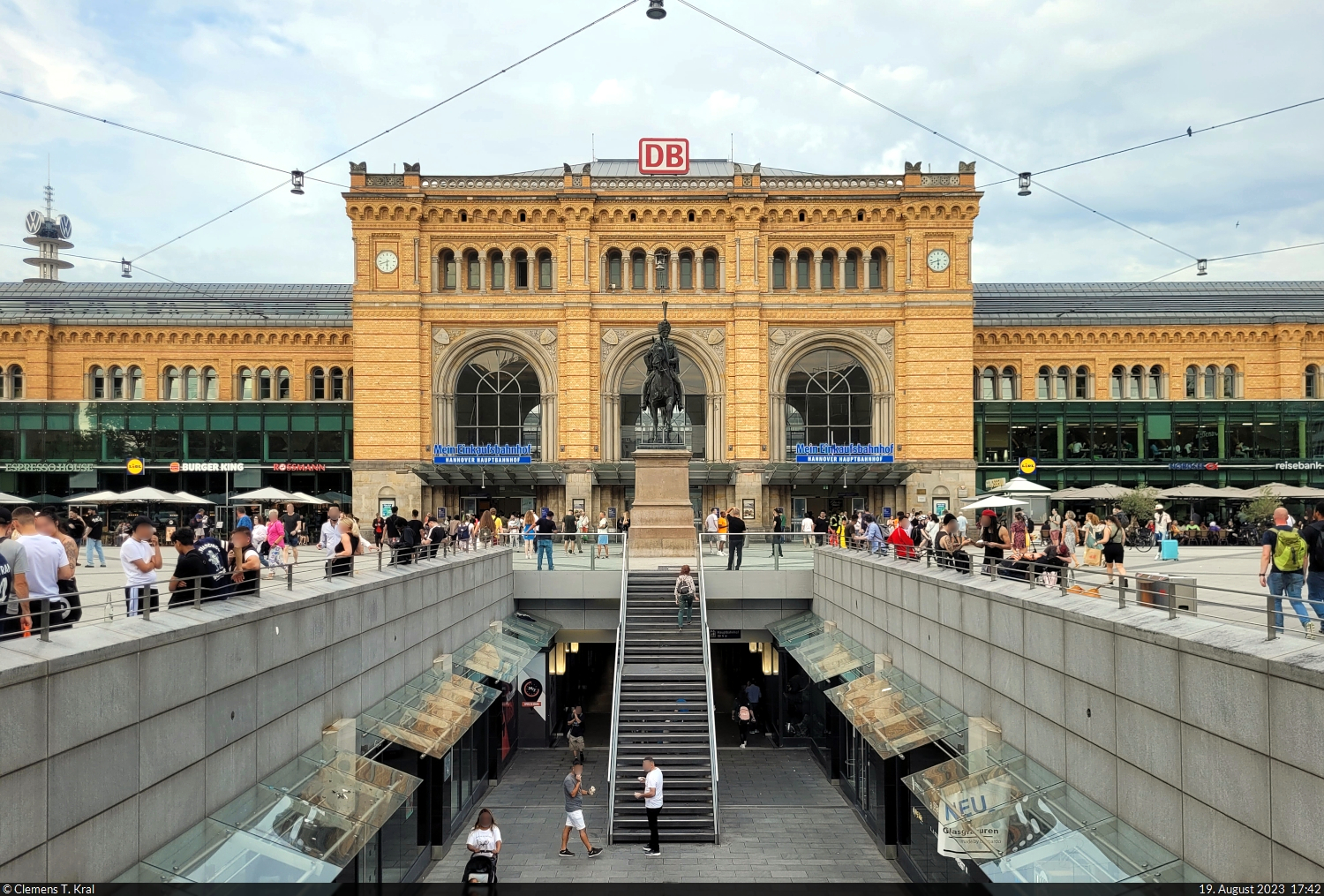Hannover Hauptbahnhof mit dem 1879 eröffneten Empfangsgebäude und der Reiterstatue von Ernst August. Unterhalb davon die Niki-de-Saint-Phalle-Promenade mit Geschäften.

🕓 19.8.2023 | 17:42 Uhr