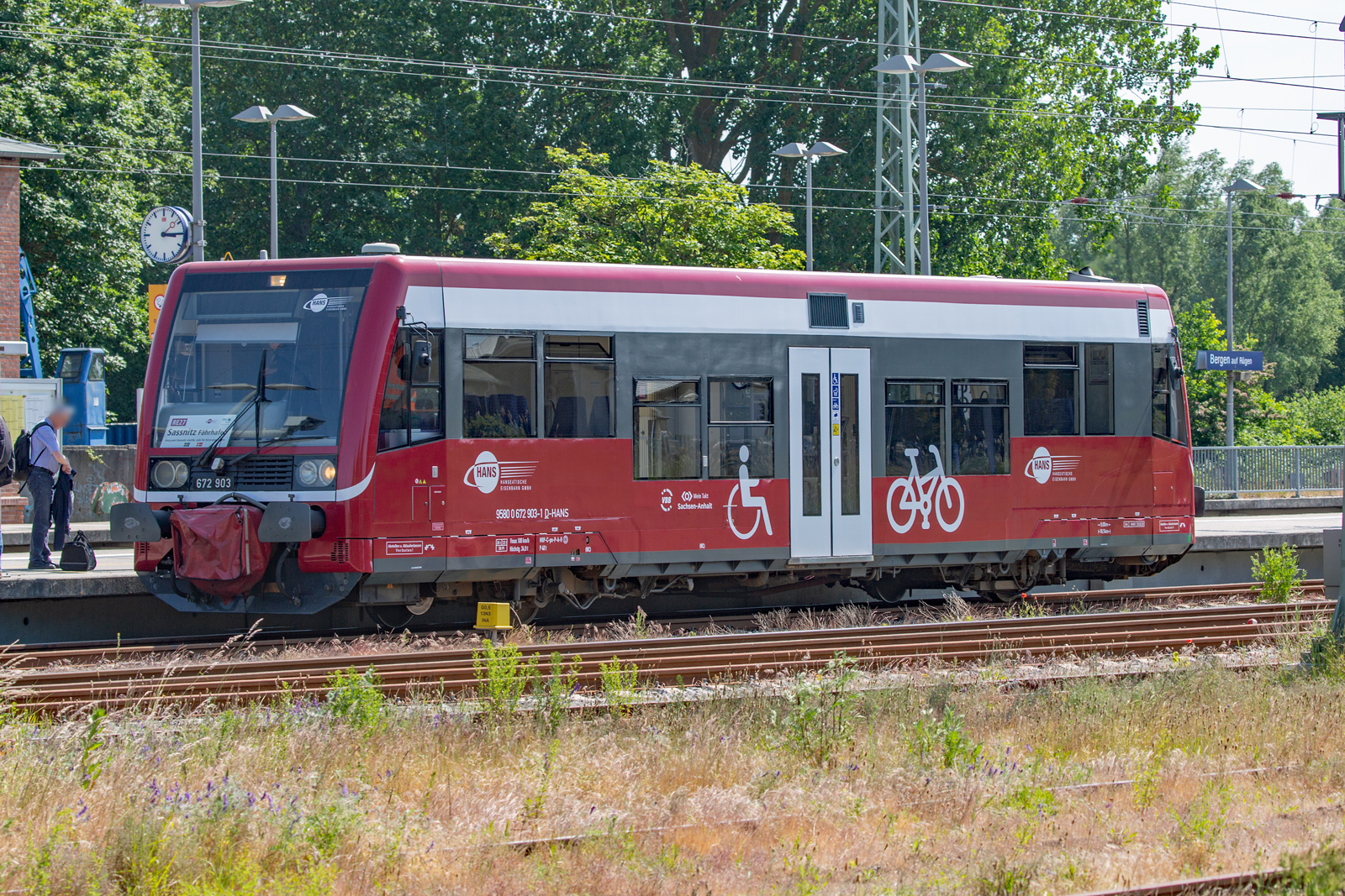 HANS der RE 27 als Fährshuttle von Mukran am Bahnsteig in Bergen. - 11.06.2023
