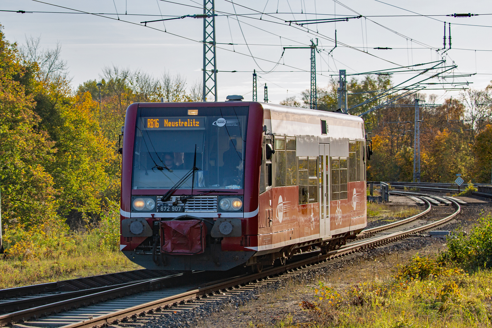 Hanseatische Eisenbahn mit Triebwagen 672 907 bei herbstlichem Licht am frühen Abend von Mirow kommend einfahrend in Neustrelitz. - 26.10.2022 - Vom Bahnsteig aus aufgenommen.
