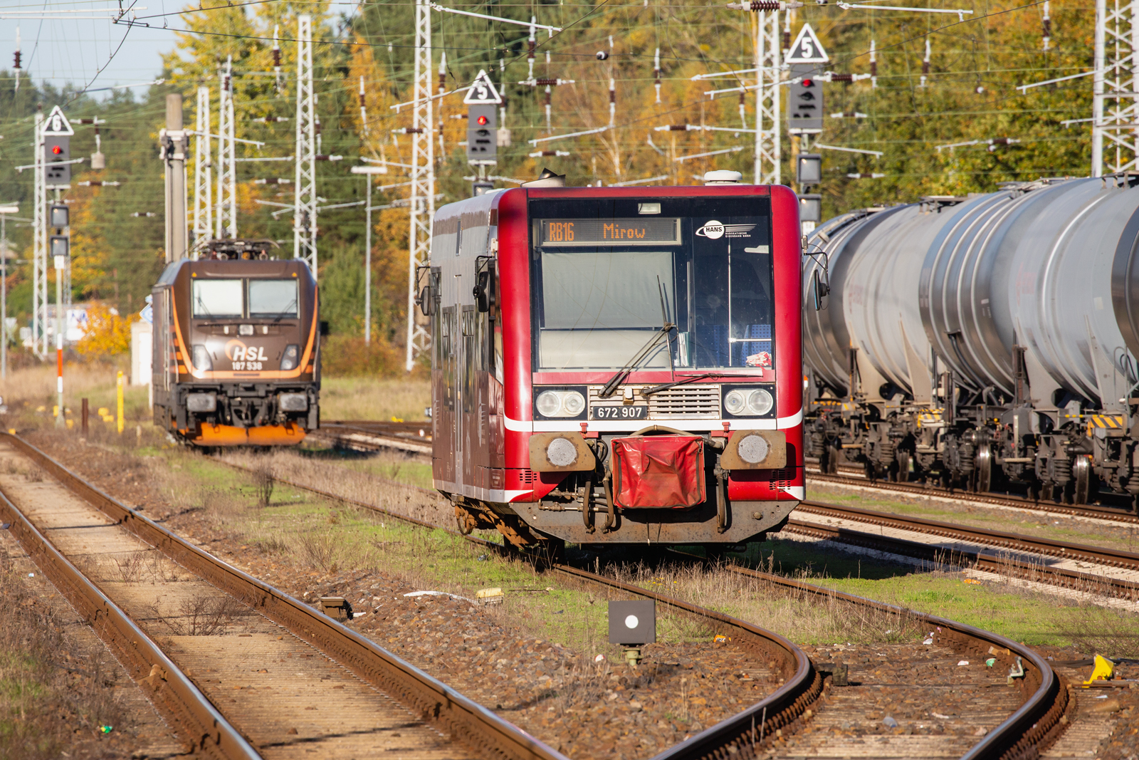 Hanseatische Eisenbahn mit Triebwagen 672 907 wurde in Neustrelitz vom Bahnsteig weggesetzt und steht nun vor der Gleissperre, die in kürze aufgelegt wird. - 26.10.2022
