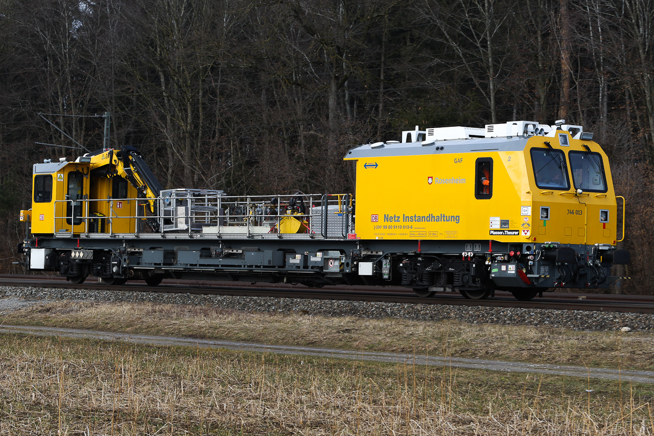Hatte ich schon mal von der anderen Seite fotografiert, aber diese ist besser, mit dem Namen und Wappen von Rosenheim.
746 013 bei Eglharting am 12.2.2025. 