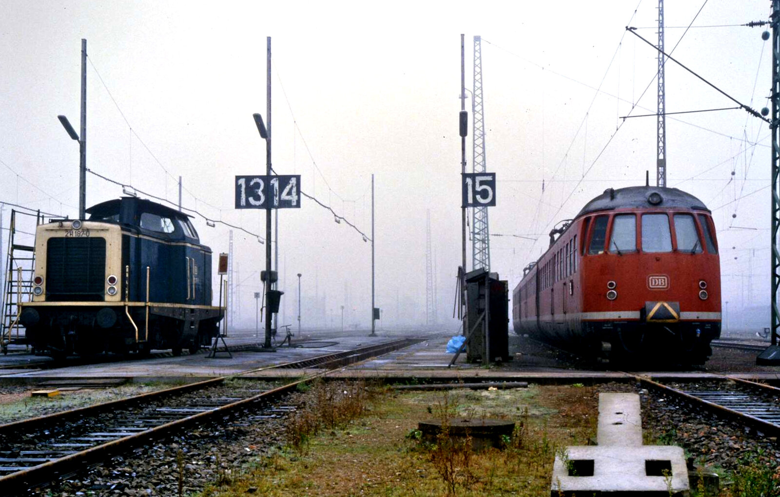Herbst 1984: Vor dem Bahnbetriebswerk Heidelberg waren viele Bahnraritäten zu entdecken. Nun weniger Lok 211 187-0, sondern eher rechts auf dem Foto ein Zug der DB-Baureihe 456 (ET 56). 