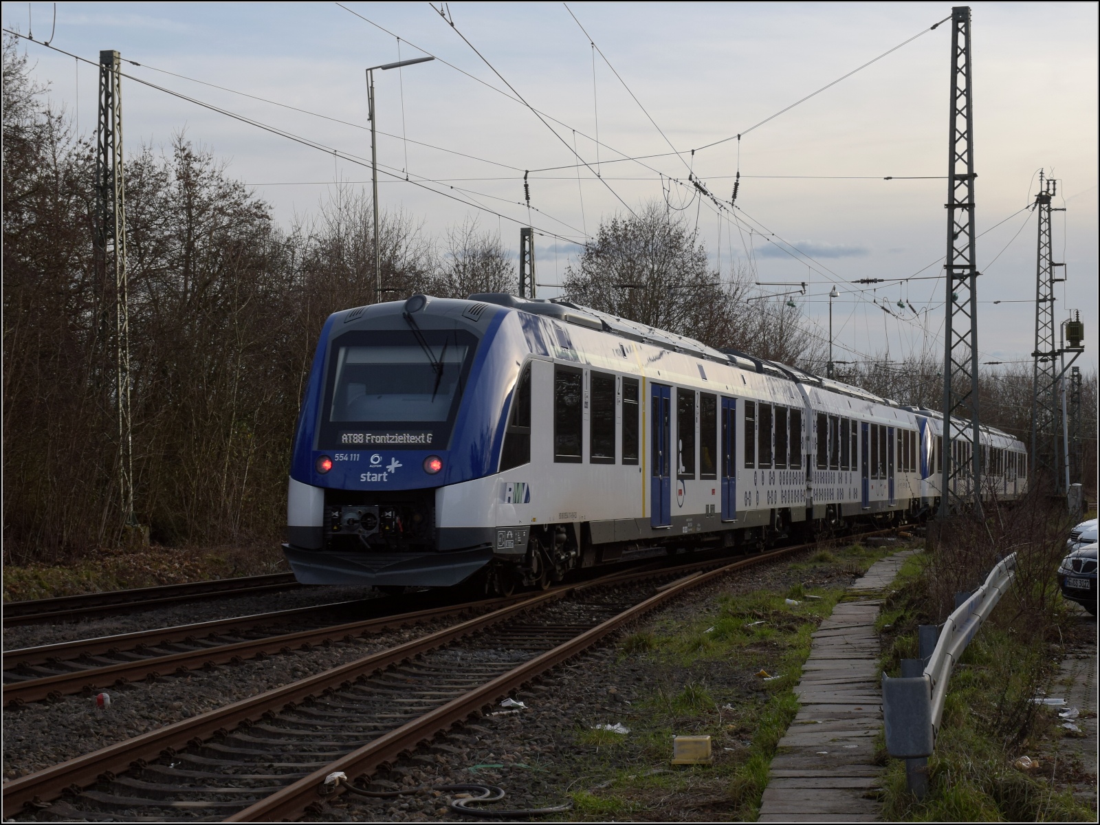 Heute gibt es bei DB-Kalt-Start einen Re-Start, da die Strecke für 2 Wochen für Forstarbeiten gesperrt war. Vielleicht legt die weltgrößte Wasserstoffzugflotte im zweiten Anlauf nicht den weltgrößten Wasserstoffzugflop hin... ;-) Und die Fahrgastinformation ist diesmal nicht wasserstoffbetrieben... :-D

Zum Anlass des Re-Starts in froher Hoffnung mal ein paar Bilder mit den Coradia iLint. Immerhin eine Garnitur fuhr an jenem Tag noch an meiner Linse vorbei, Grund genug, um das mal zu zeigen, verbunden mit besten Wünschen, vor allem für die arg geschundenen Pendler vor Ort.

Mehr Vaporware als Hardware auf Gleisen waren hier 554 112 und 554 111 als AT 88 nach Frontzieltext G (hoppala) in Friedrichsdorf. Dezember 2022.