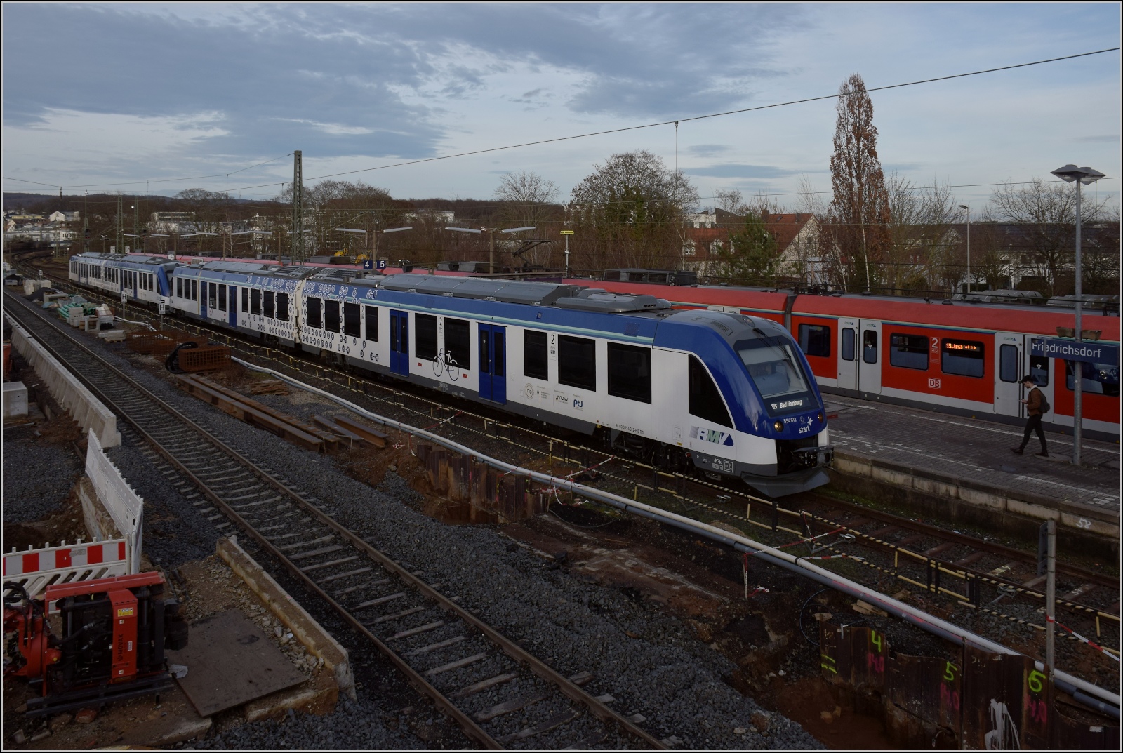 Heute gibt es bei DB-Kalt-Start einen Re-Start, da die Strecke für 2 Wochen für Forstarbeiten gesperrt war. Vielleicht legt die weltgrößte Wasserstoffzugflotte im zweiten Anlauf nicht den weltgrößten Wasserstoffzugflop hin... ;-) Und die Fahrgastinformation ist diesmal nicht wasserstoffbetrieben... :-D

Zum Anlass des Re-Starts in froher Hoffnung mal ein paar Bilder mit den Coradia iLint. Immerhin eine Garnitur fuhr an jenem Tag noch an meiner Linse vorbei, Grund genug, um das mal zu zeigen, verbunden mit besten Wünschen, vor allem für die arg geschundenen Pendler vor Ort.

Mehr Vaporware als Hardware auf Gleisen waren hier 554 112 und 554 111 als RB 15 nach Bad Homburg in Friedrichsdorf. Dezember 2022.