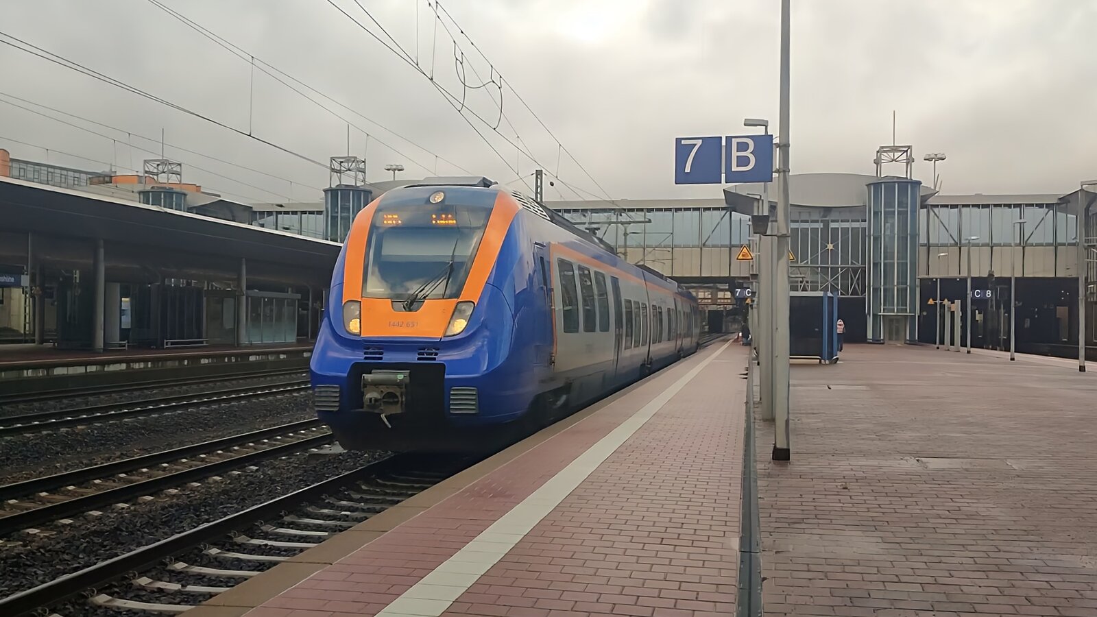 Hier bei der Ausfahrt aus dem Bahnhof Kassel-Wilhelmshöhe zu sehen eine BR 1442 der cantus Verkehrsgesellschaft als RB5 (24229) nach Fulda.

Aufgenommen am 04.01.2024 um 12:15 Uhr.