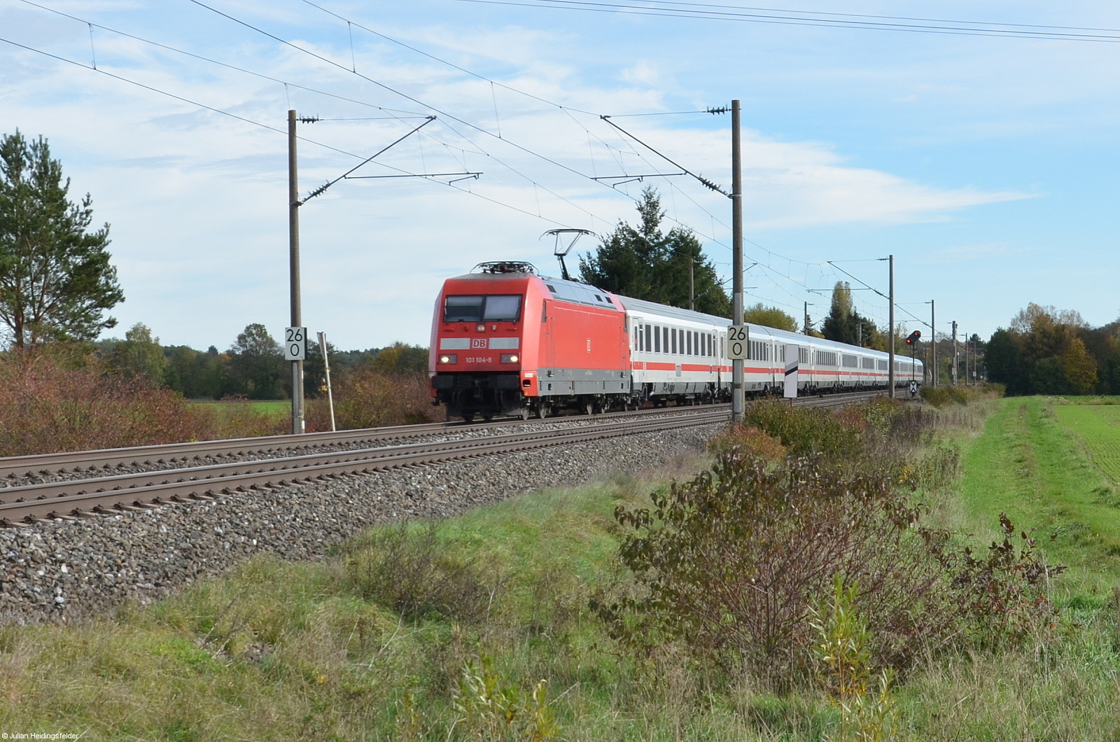 Hier der Gegenzug IC 2085 von Berchtesgaden Hbf nach Hamburg Hbf mit Zuglok 101 104-8. 23.10.2022 bei Laubenzedel