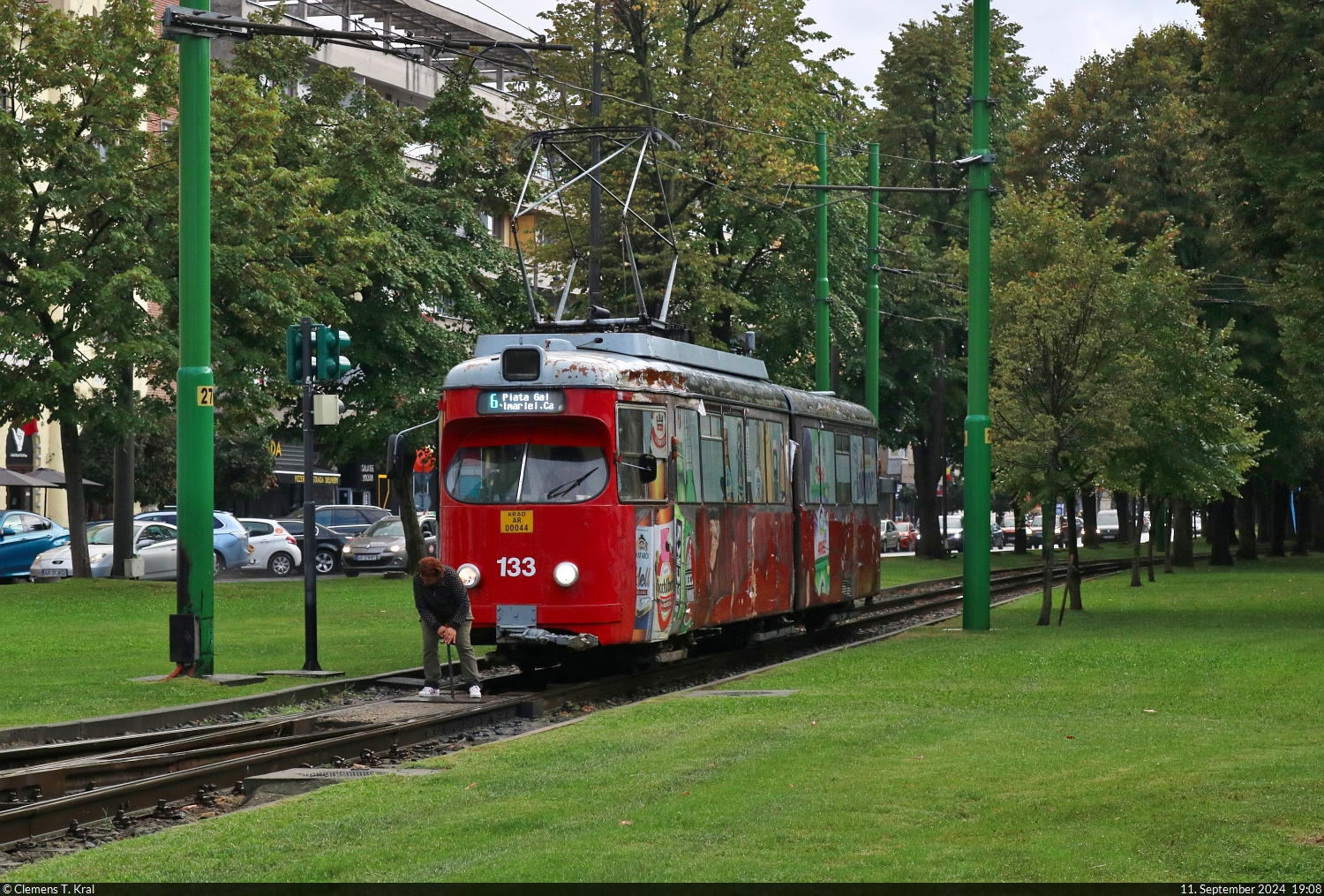 Hier muss der Fahrer selbst Hand anlegen: Betriebshalt für Wagen 133 vom Typ Duewag GT 6 nahe der Haltestelle Podgoria, die an einer großen Kreuzung in Arad (RO) liegt.

🧰 S.C. Compania de transport public S.A. Arad (C.T.P. Arad)
🚋 Linie 6 Piața Romană–Piața Gai
🕓 11.9.2024 | 19:08 Uhr