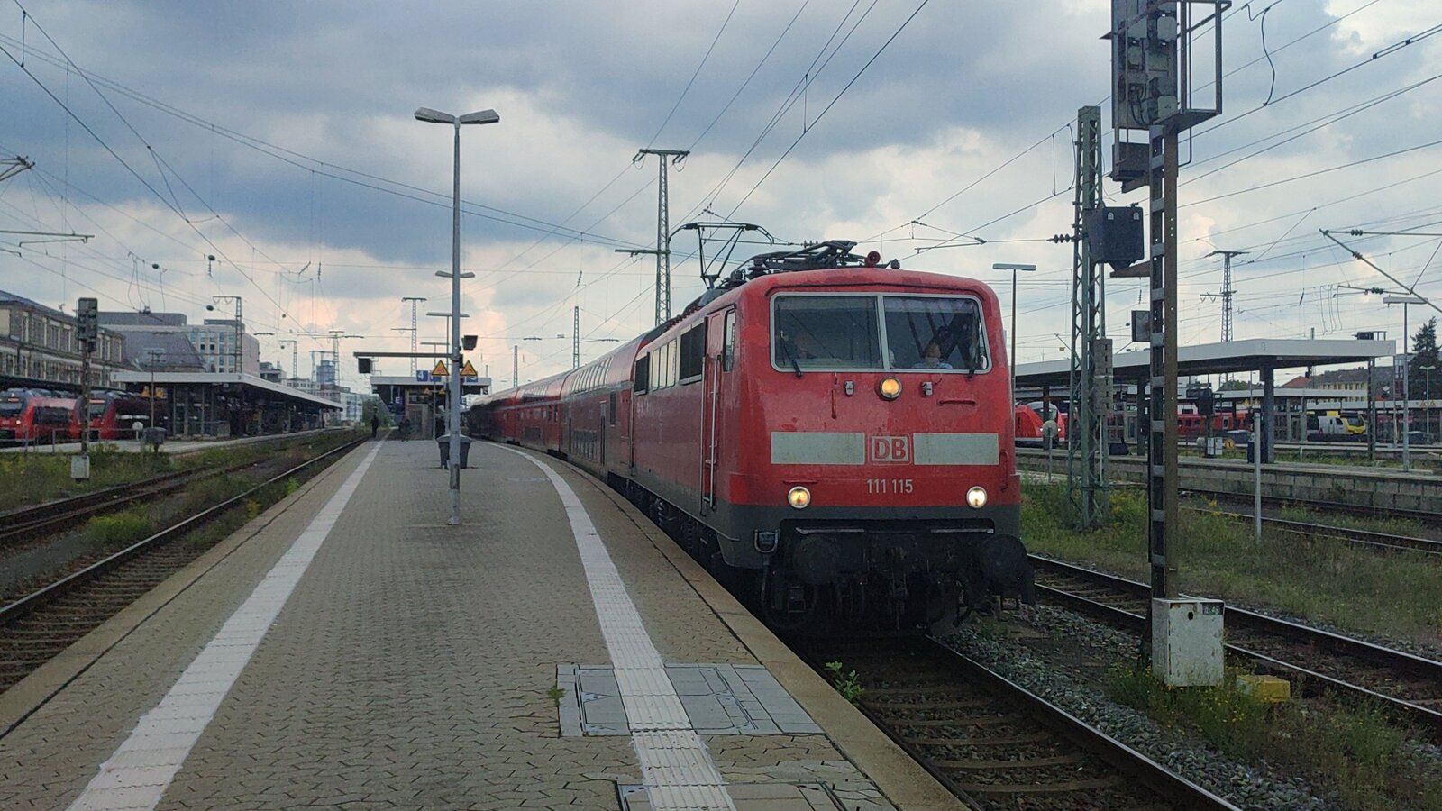 Hier zu sehen die 111-115 der DB Regio Bayern bei der Ausfahrt aus dem Nürnberger Hbf als RE60 (RE59211) nach Treuchtlingen von Gleis 5.

Aufgenommen am 30.08.2023 um 14:15 Uhr.