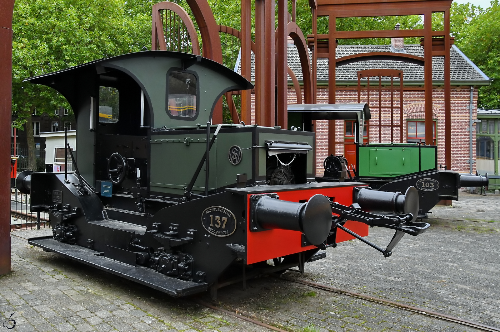 Hier zu sehen die 1932 bei Werkspoor in Amsterdam hergestellte Rangierlokomotive 137,  dahinter die Schwestermaschine 103, gebaut 1929 bei BMAG in Berlin. (Spoorwegmuseum Utrecht, September 2026)
