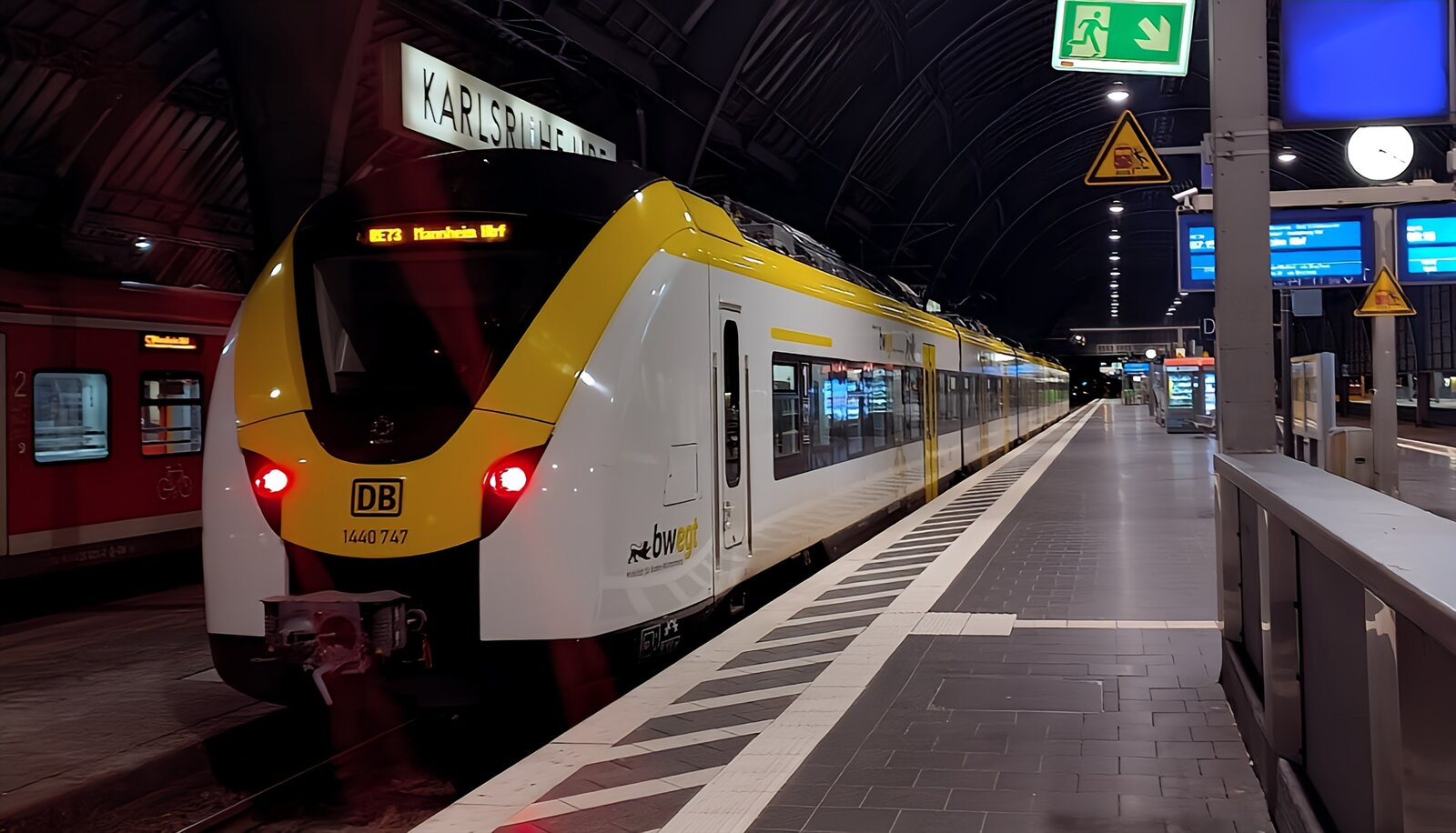 Hier zu sehen eine BR 1440 der DB Regio Mitte im bwegt-Design als RE73 (15816) nach Mannheim Hbf in Karlsruhe Hbf auf Gleis 9.

Aufgenommen am 26.12.2023 um 07:20 Uhr.