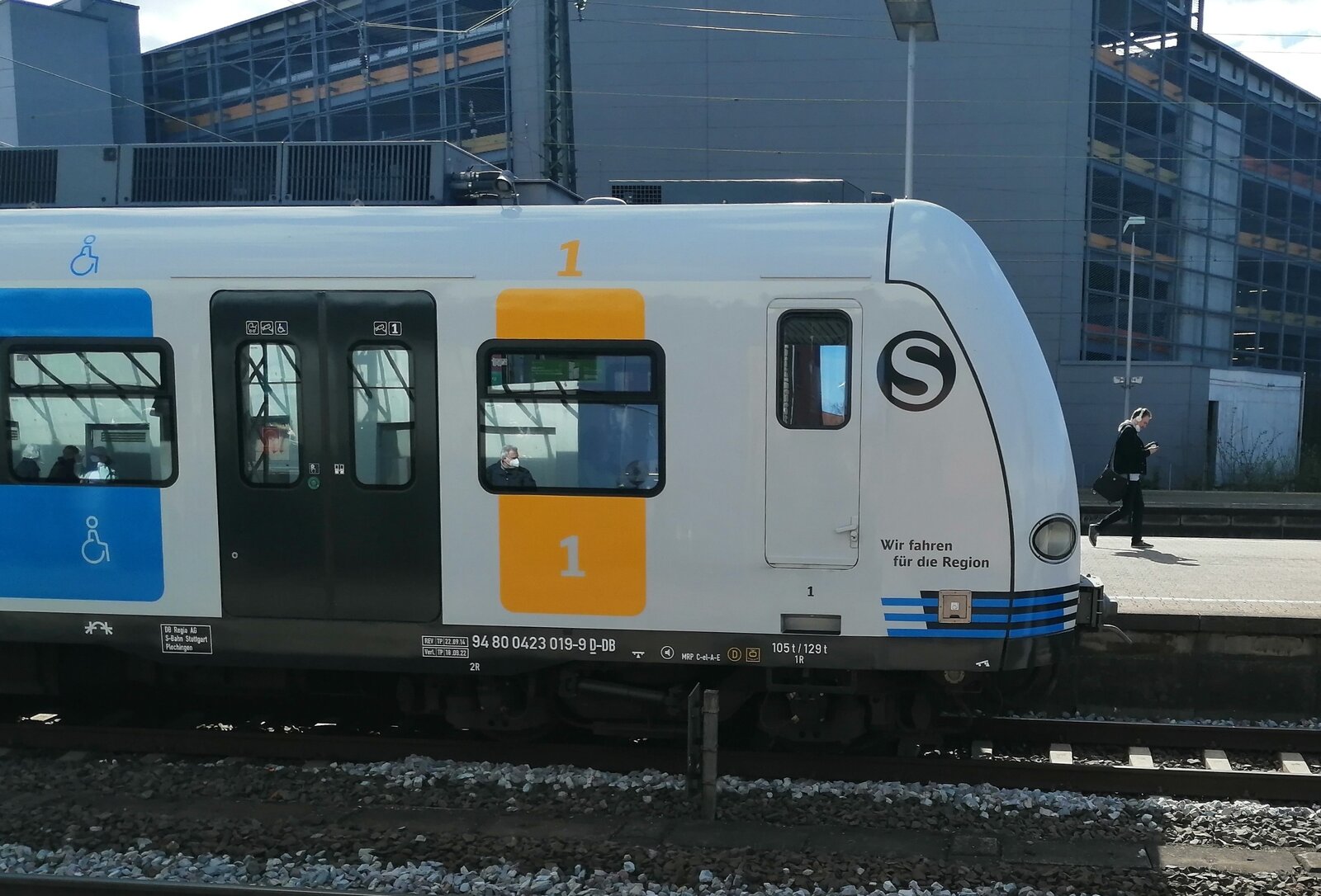 Hier zu sehen ist die BR 423 019-9 der S-Bahn Stuttgart als S4 (S 7440) nach Backnang im Bahnhof Ludwigsburg.

Aufgenommen am 06.04.2022 um 15:54 Uhr.