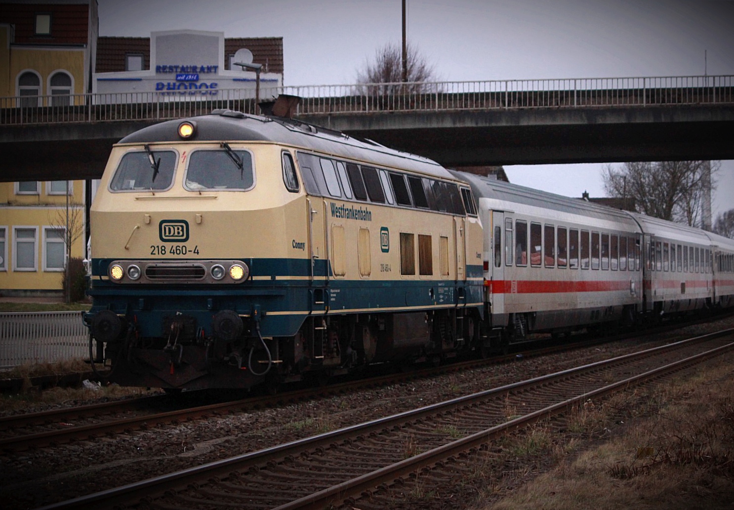 Hier zusehen ist die Br218 460-4  Conny  mit ihrem IC2215 nach Köln Hbf über Hamburg Hbf. Hier bei der Einfahrt in den Bahnhof Heide(Holstein). Geschossen am 31.01.2024 um 15:06 Uhr.